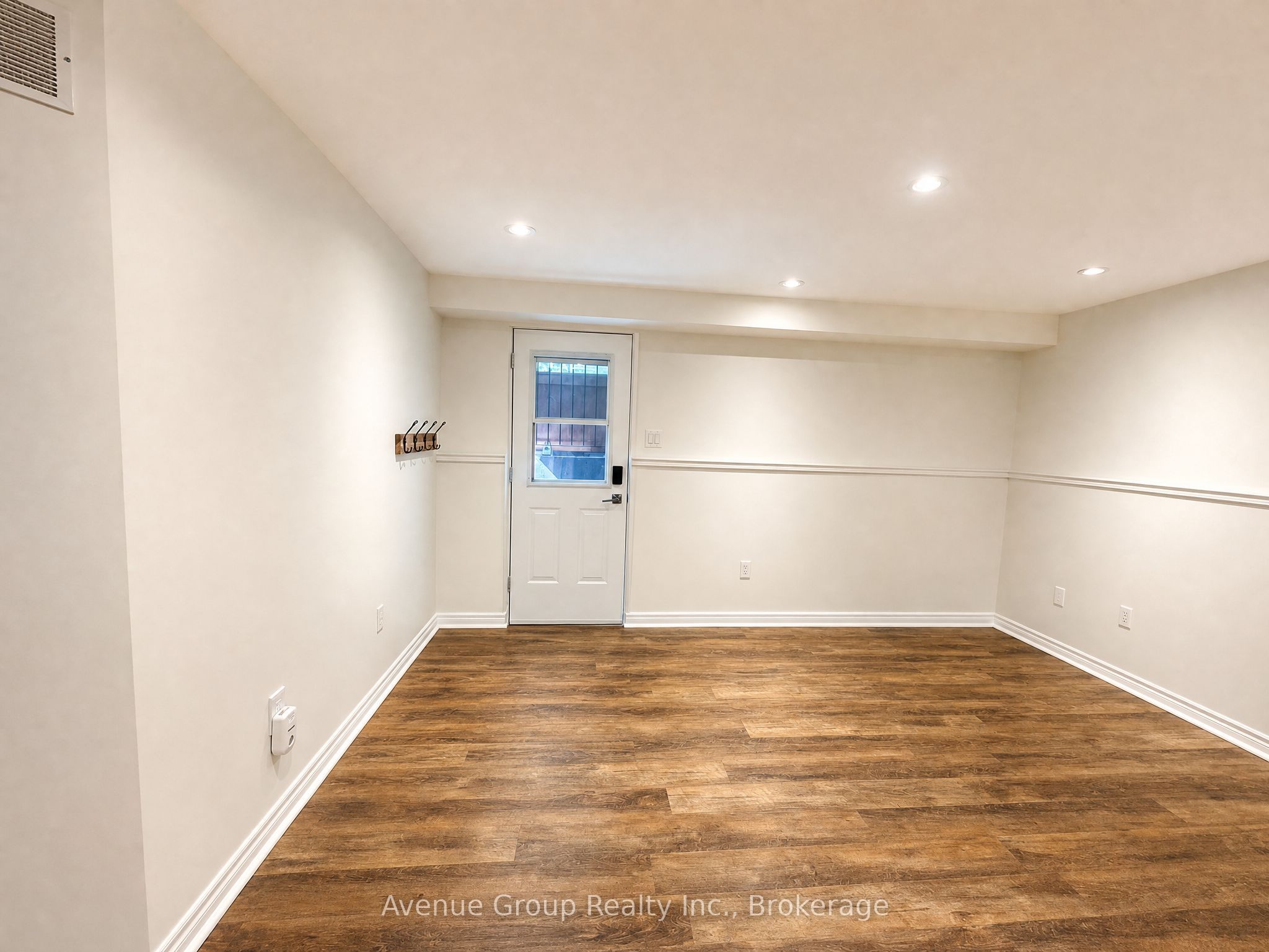 54 Leggott Avenue Lower, Barrie, ON L4N 8A9 photo 4