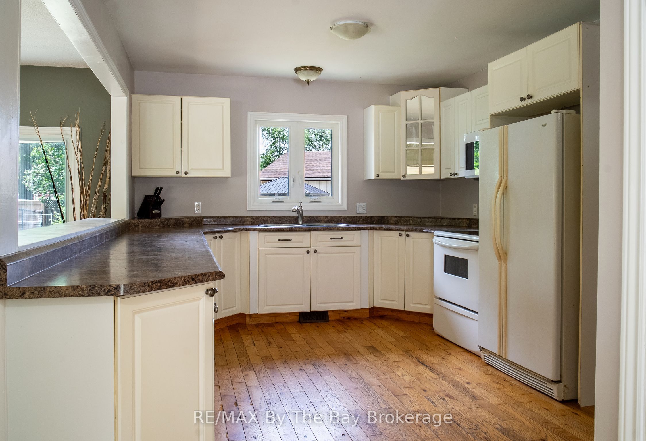 74 Oxbow Park Drive, Wasaga Beach, ON L9Z 2V8 photo 4