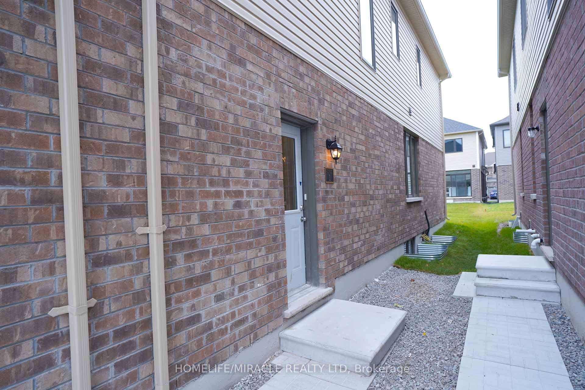 31 Prudhoe Terrace Lower, Barrie, ON L9J 0W2 photo 4