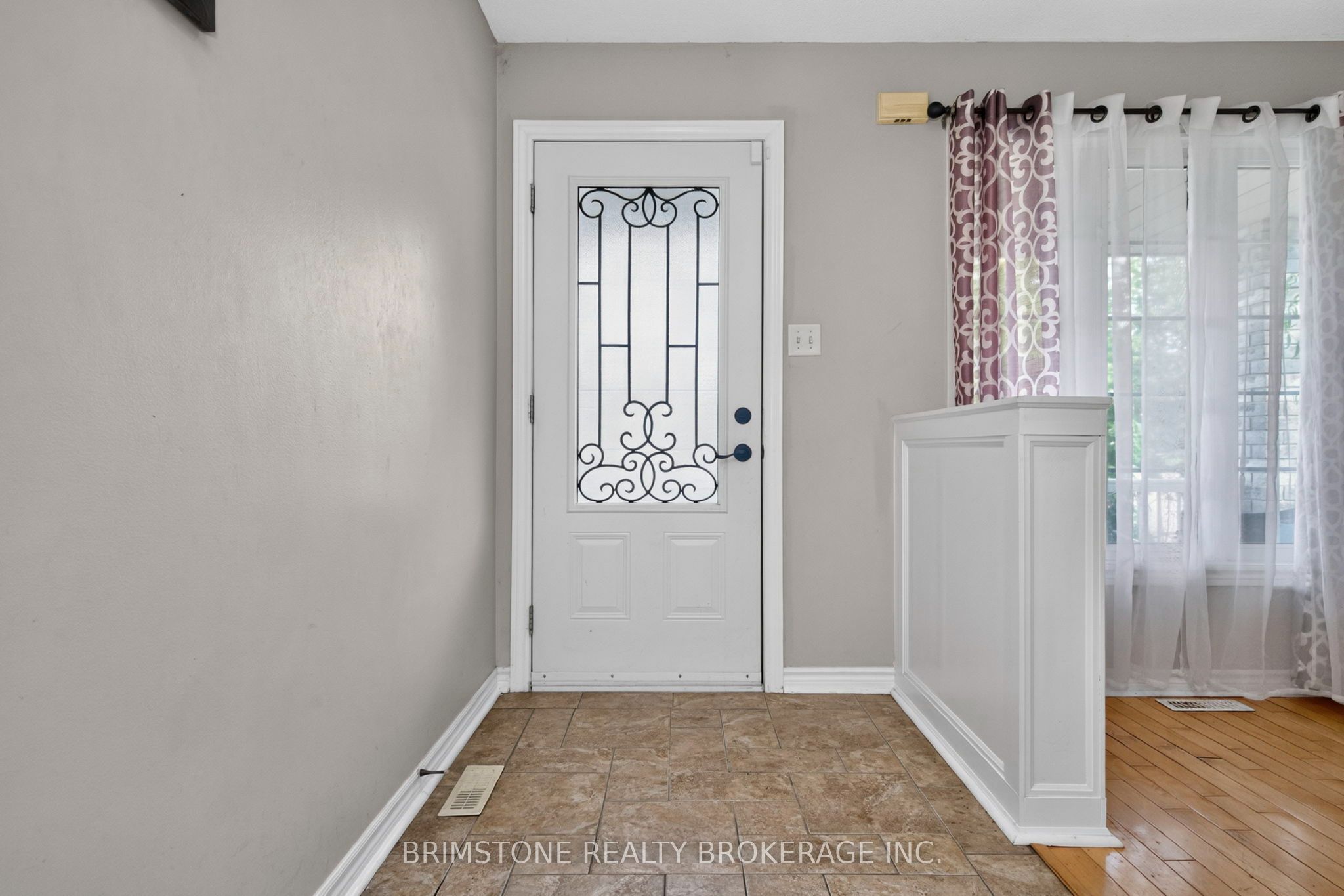 24 Stoneybrook Crescent, Barrie, ON L4N 0A6 photo 2
