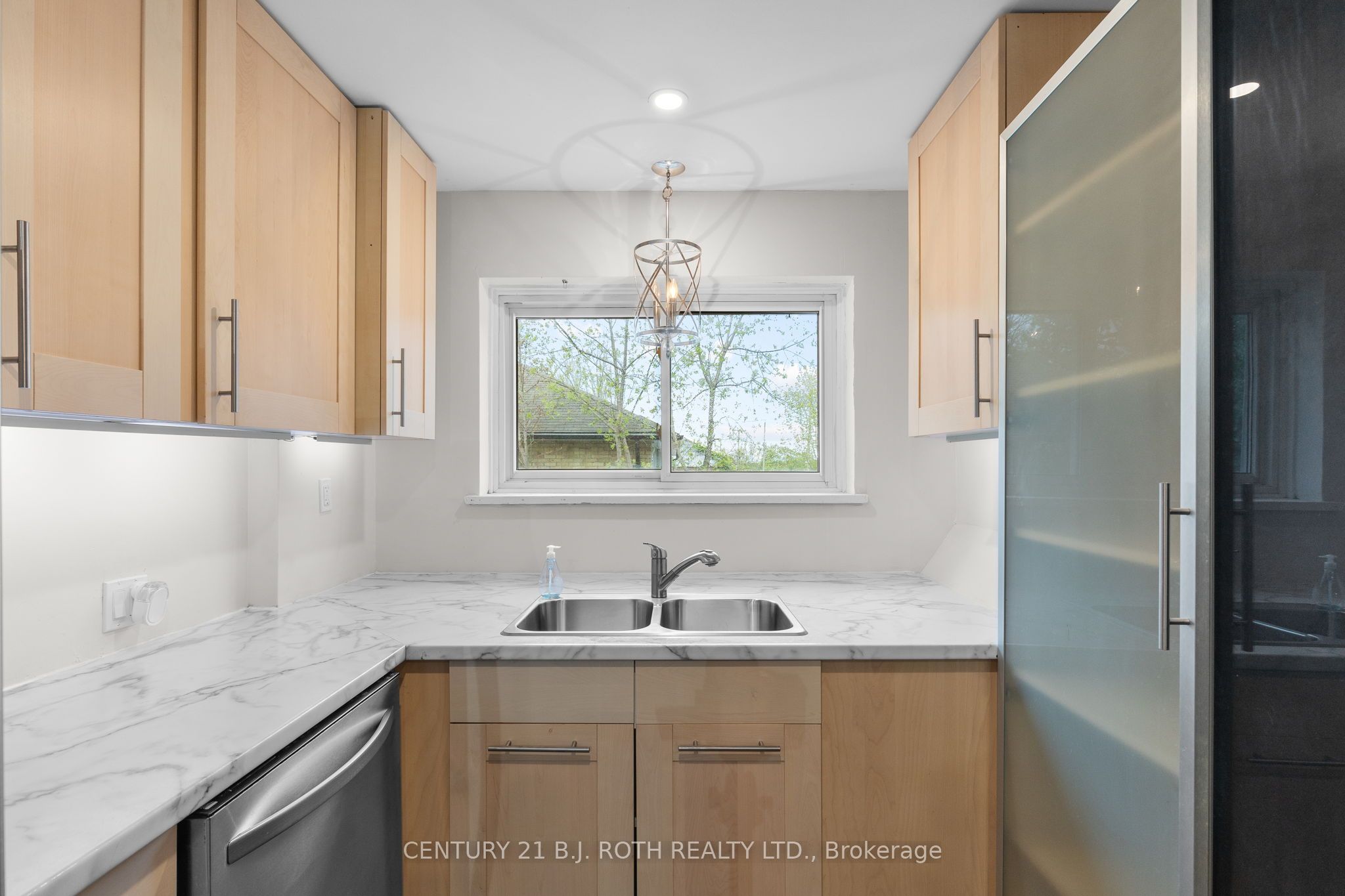 243 Wellington Street E Main Level, Barrie, ON L4M 2E4 photo 5