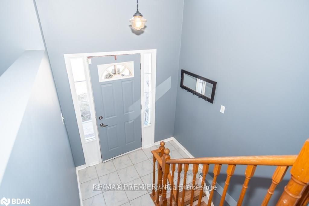 11 Draper Crescent Main, Barrie, ON L4N 8B1 photo 2