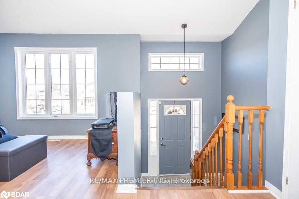 11 Draper Crescent Main, Barrie, ON L4N 8B1 photo 3