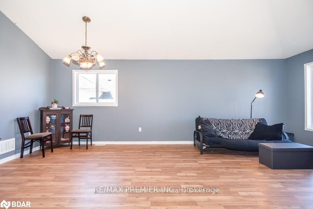 11 Draper Crescent Main, Barrie, ON L4N 8B1 photo 4
