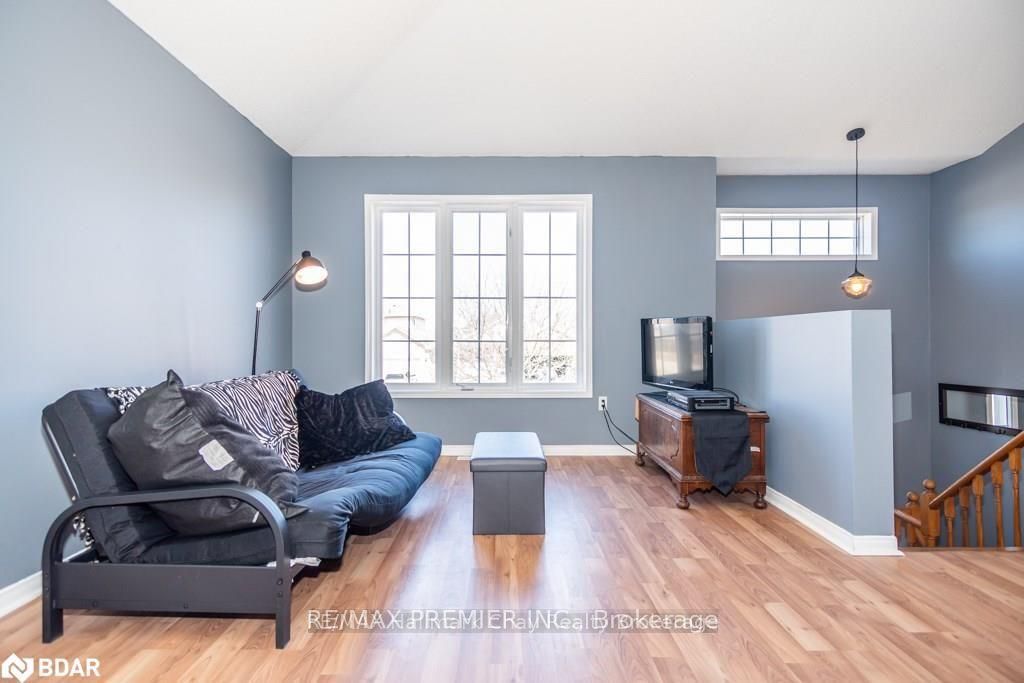 11 Draper Crescent Main, Barrie, ON L4N 8B1 photo 5