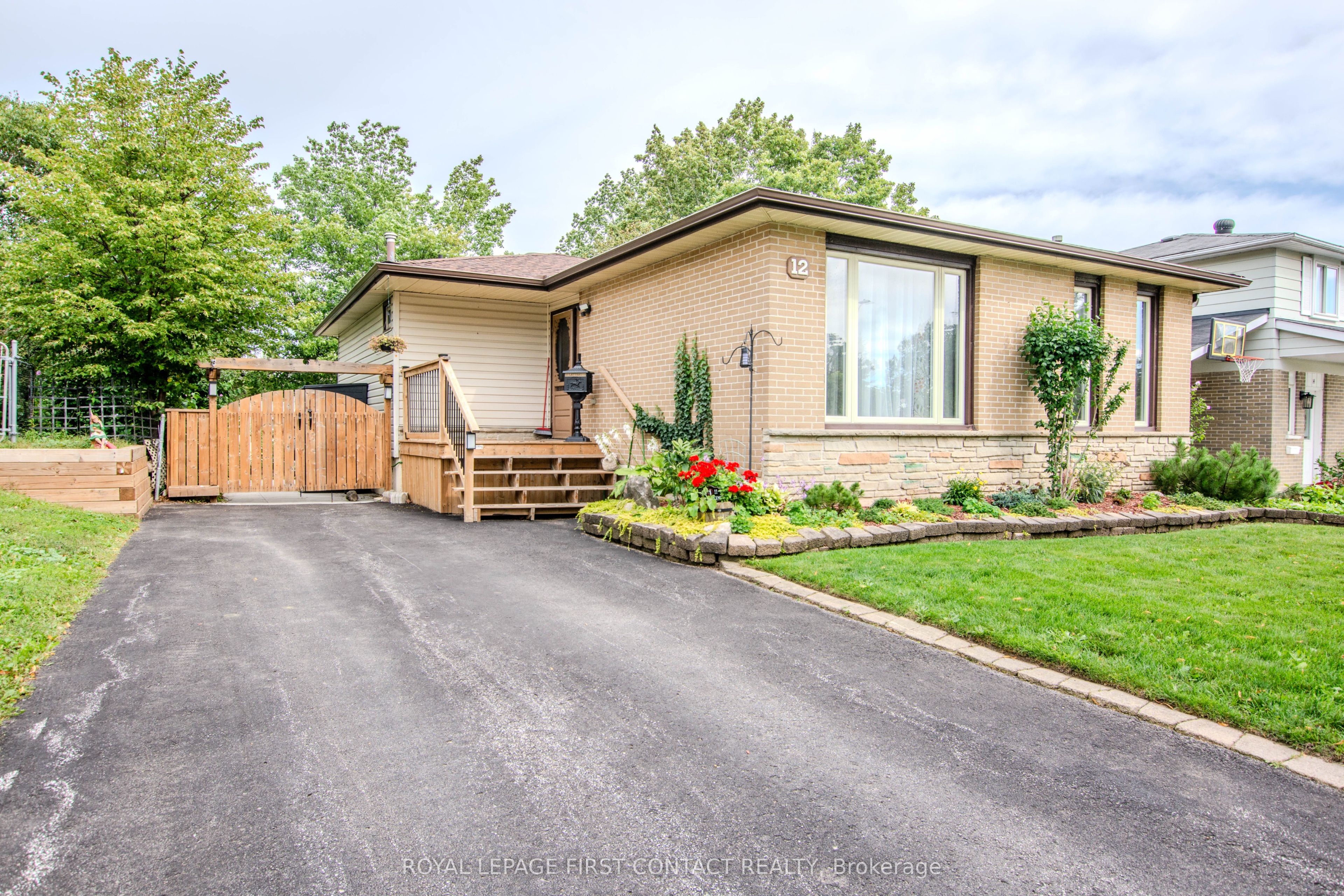 12 Daphne Crescent, Barrie, ON L4M 2Y8