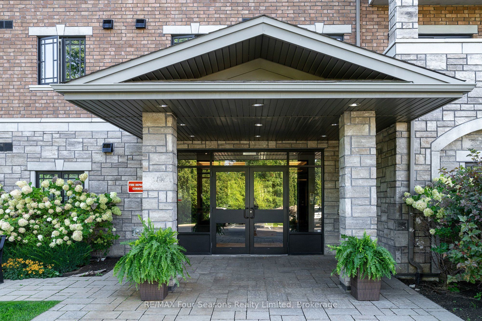 1 CHAMBERLAIN Crescent 109, Collingwood, ON L9Y 0X7
