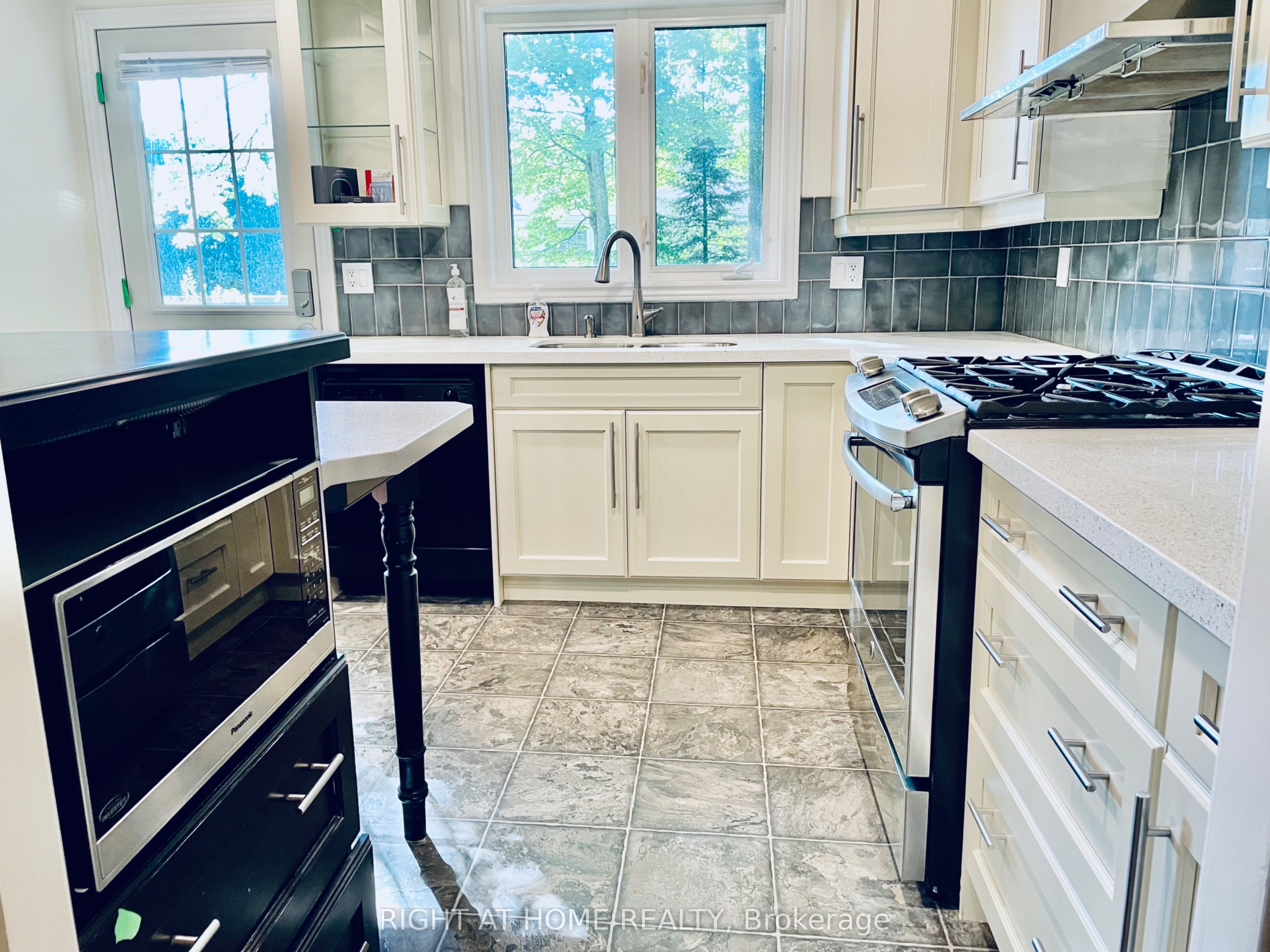 6 Beechcroft Circle, Barrie, ON L4M 4Y4 photo 5