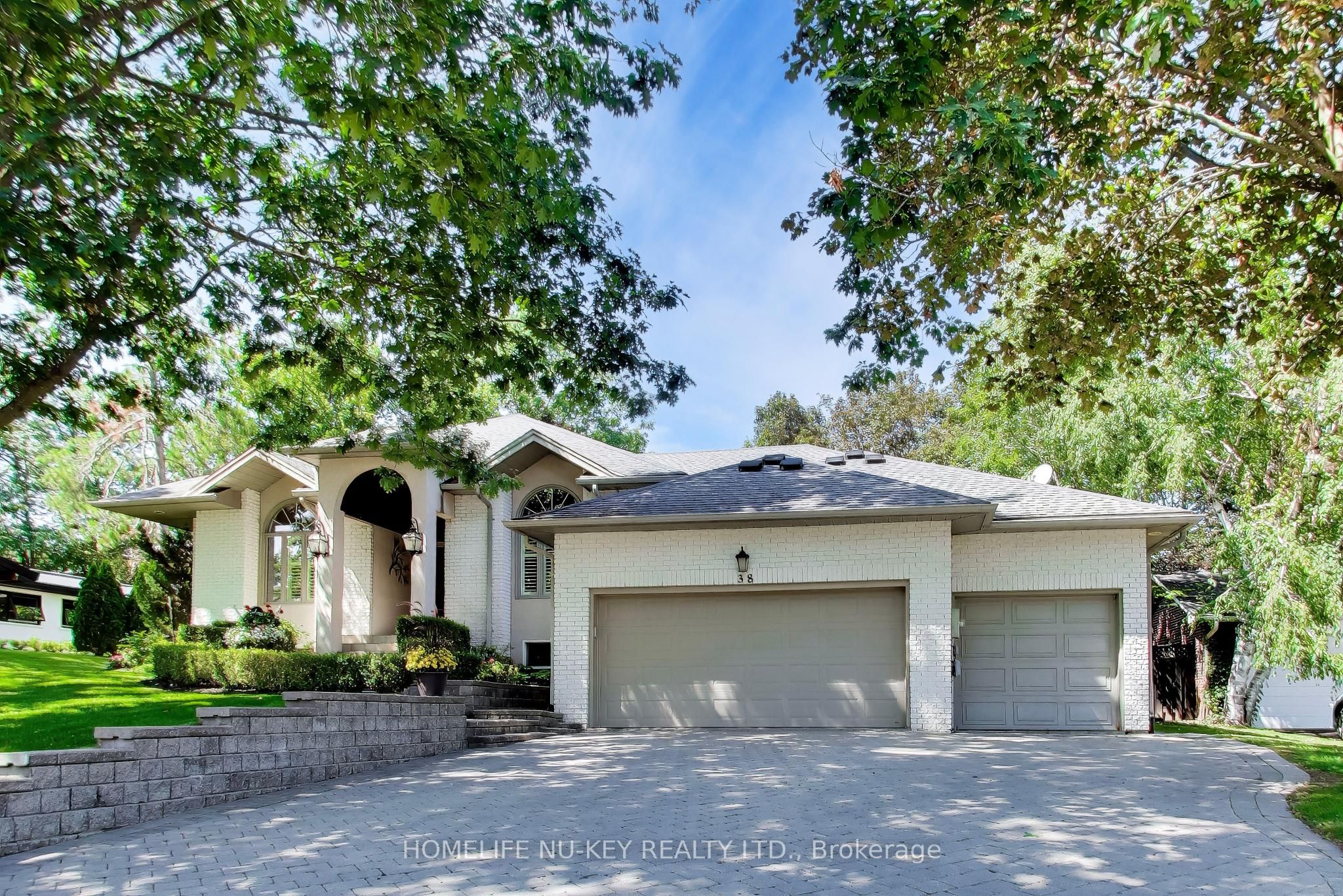 38 Castle Drive, Barrie, ON L4N 1R1