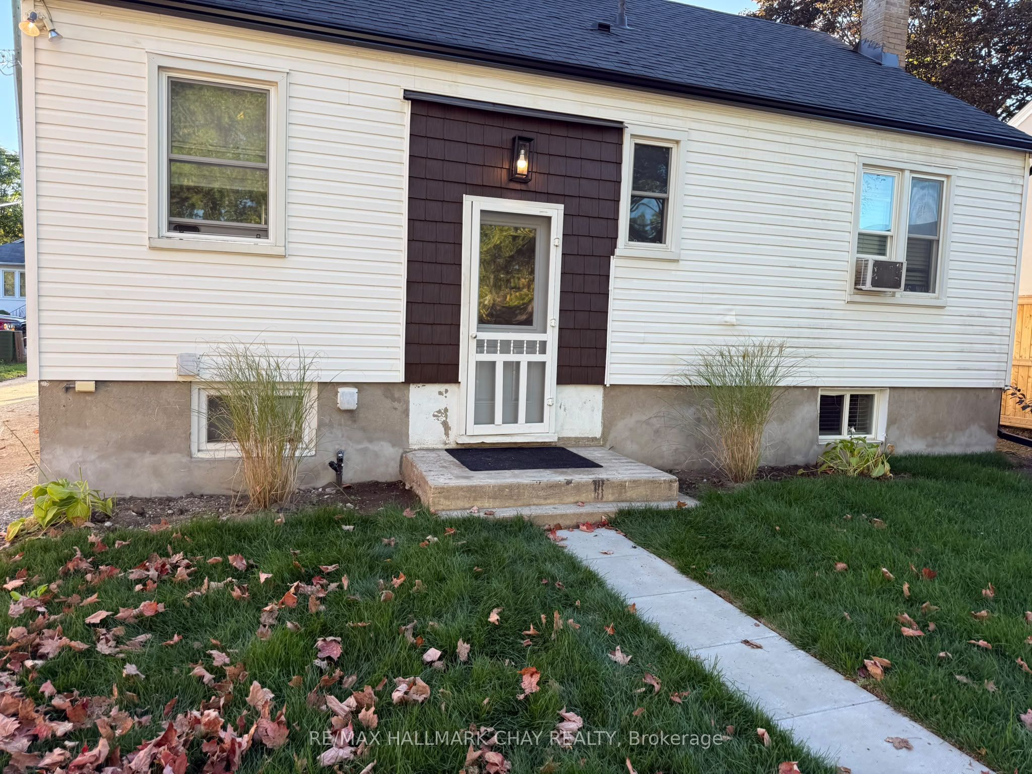 137 Clapperton Street, Barrie, ON L4M 3G3 photo 2