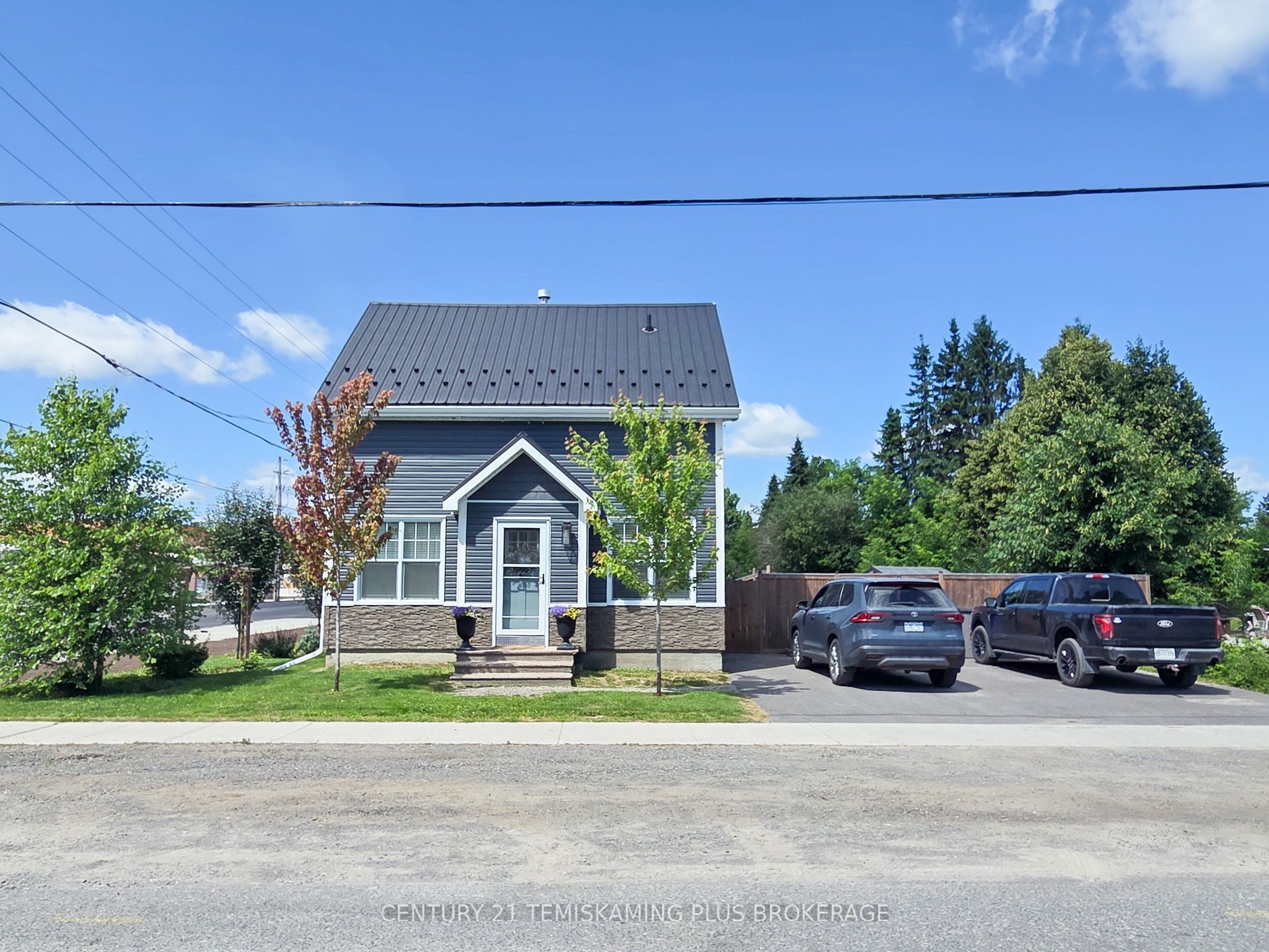 77 Third Street, Englehart, ON P0J 1H0 photo 2