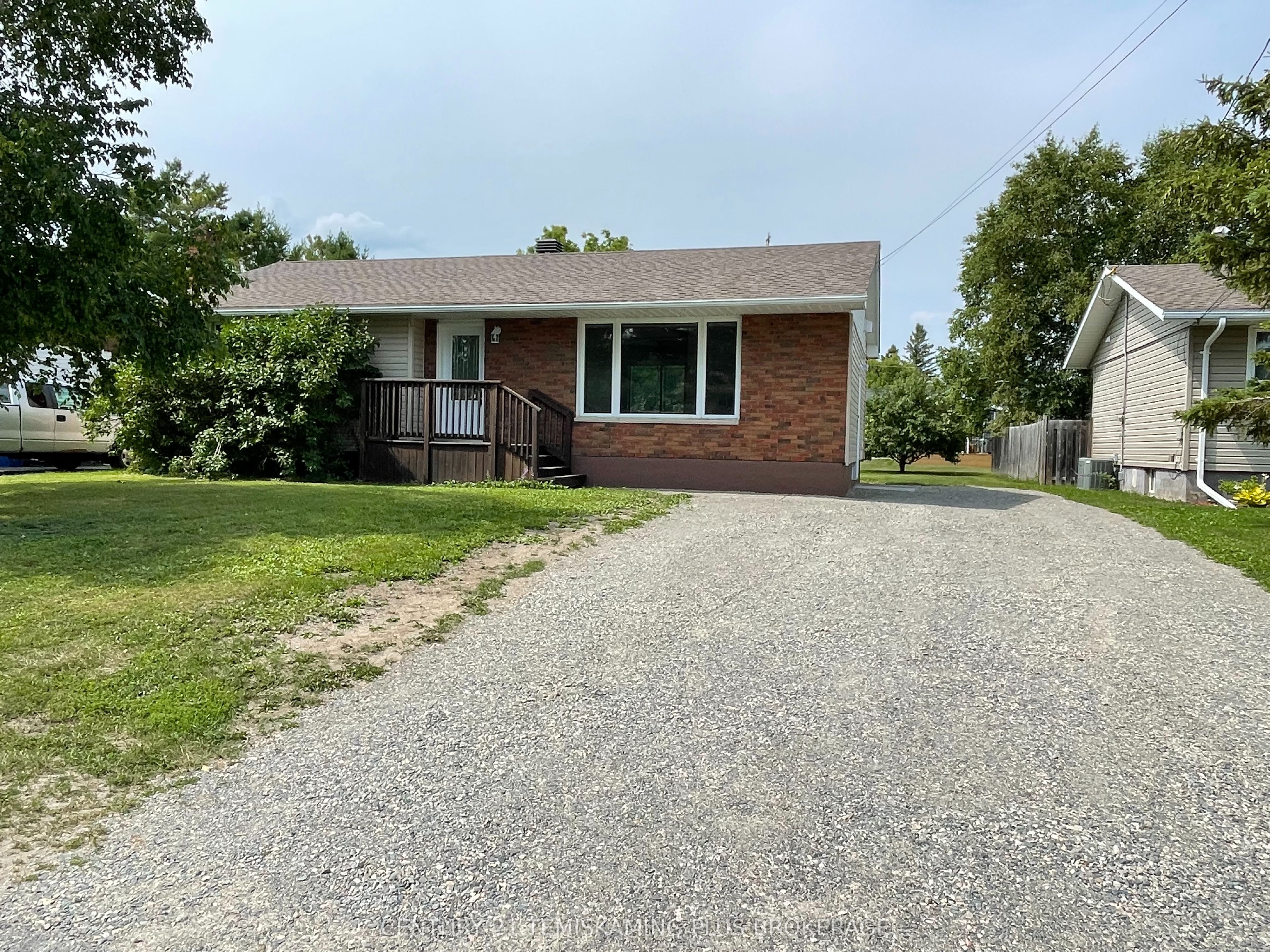225 Hessle Avenue, Temiskaming Shores, ON P0J 1P0 photo 2