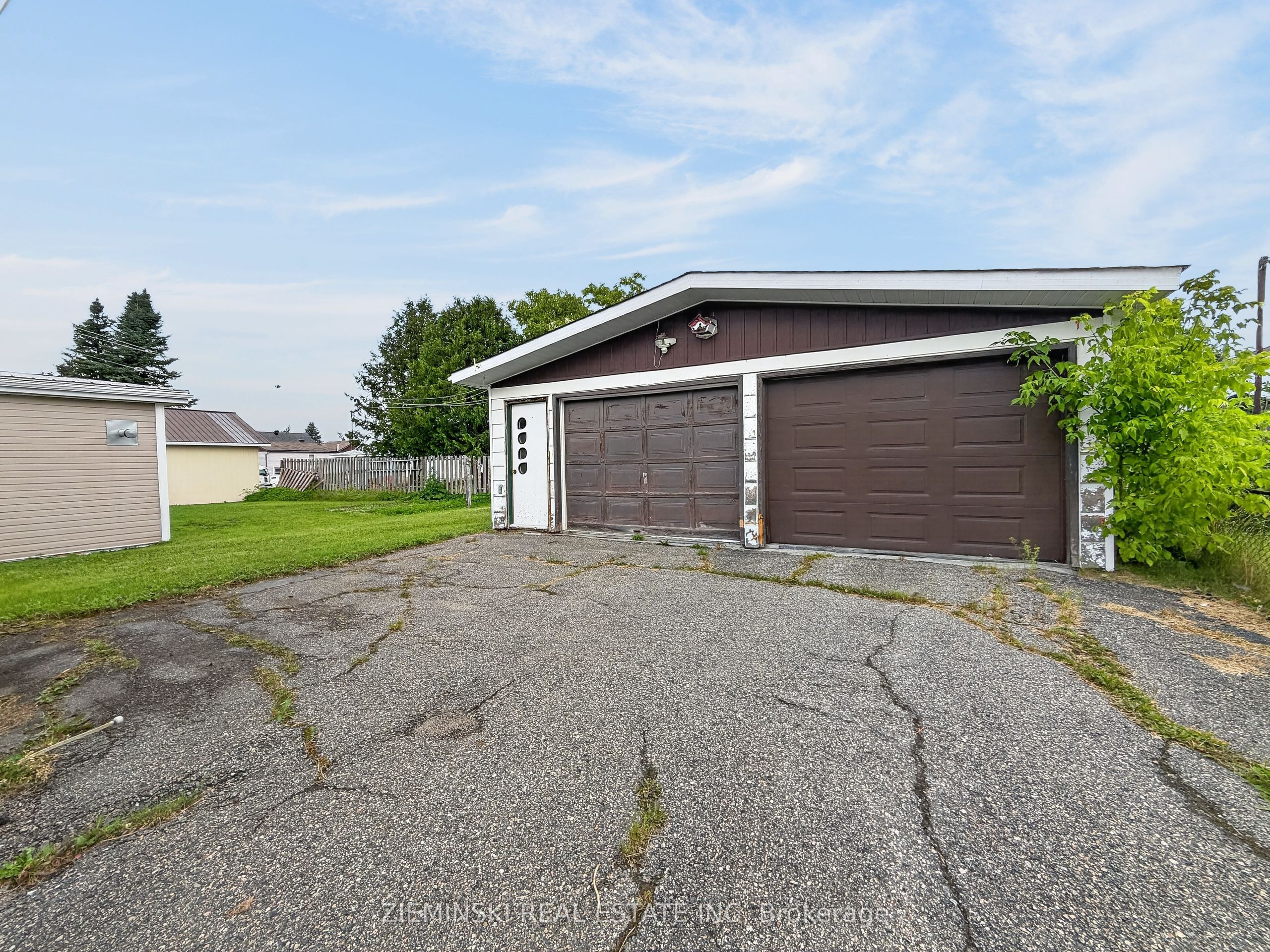 208 Marion Street, Iroquois Falls, ON P0K 1G0 photo 2