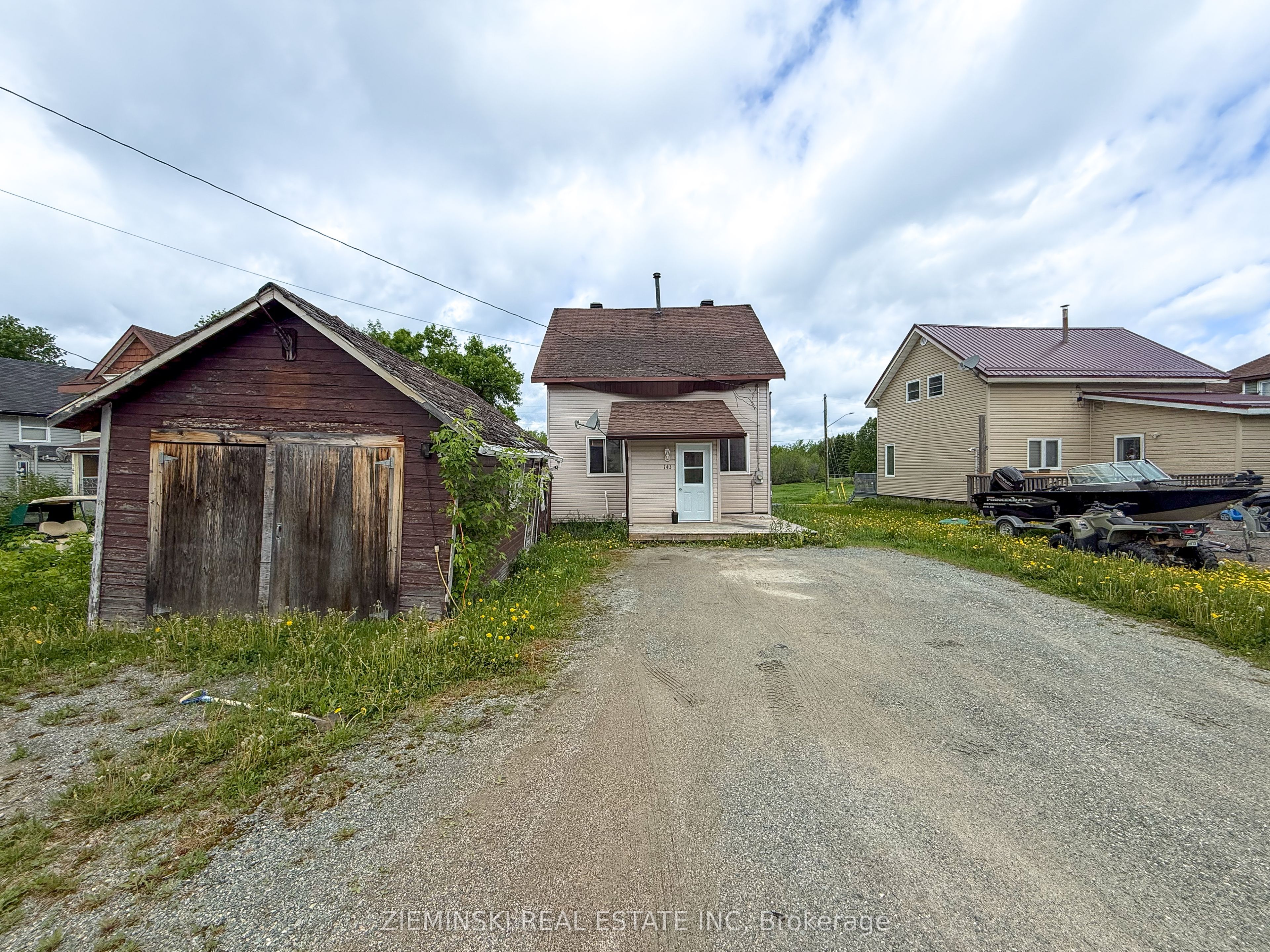 143 Essex Avenue, Iroquois Falls, ON P0K 1E0 photo 2