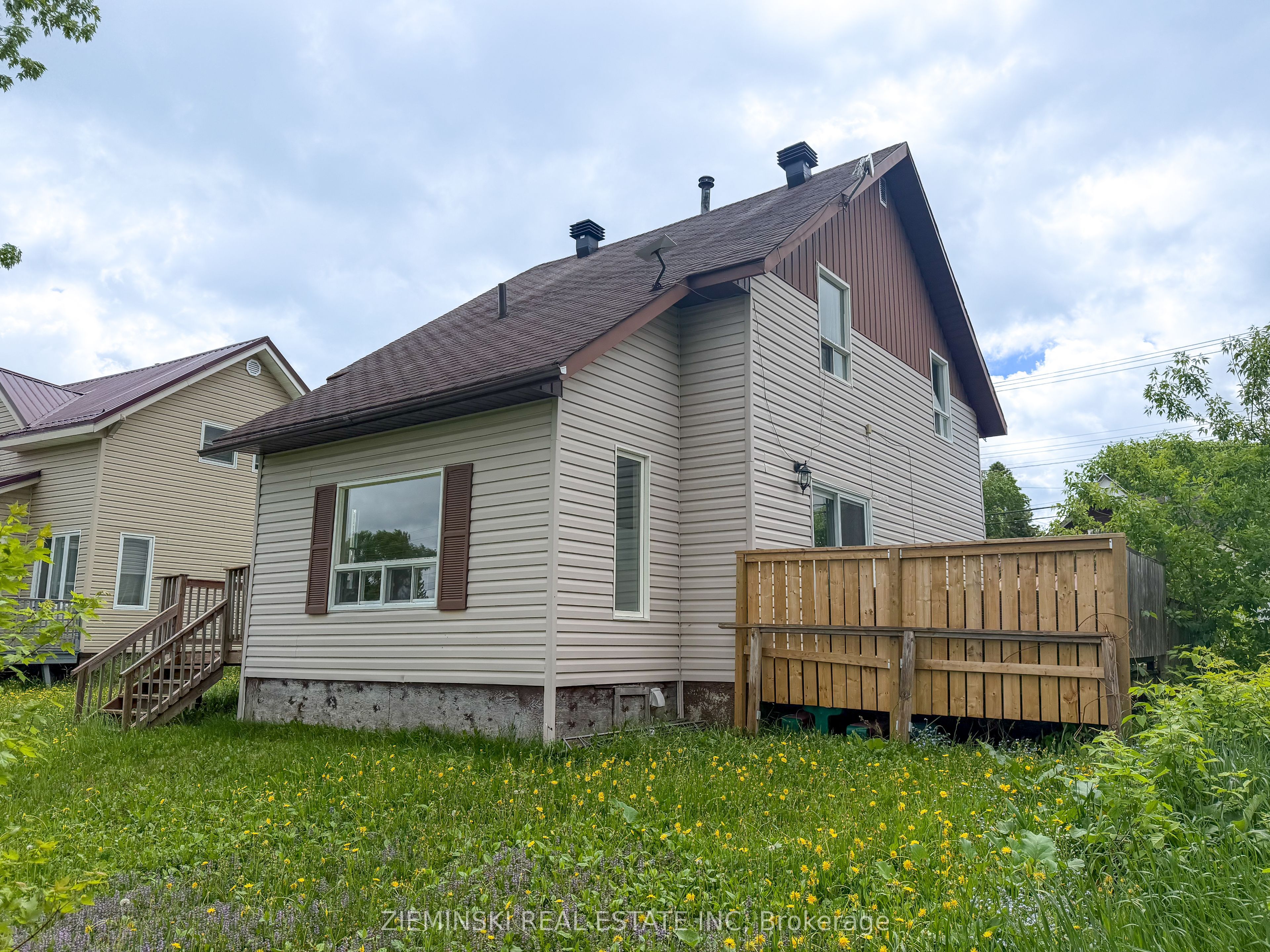 143 Essex Avenue, Iroquois Falls, ON P0K 1E0 photo 3