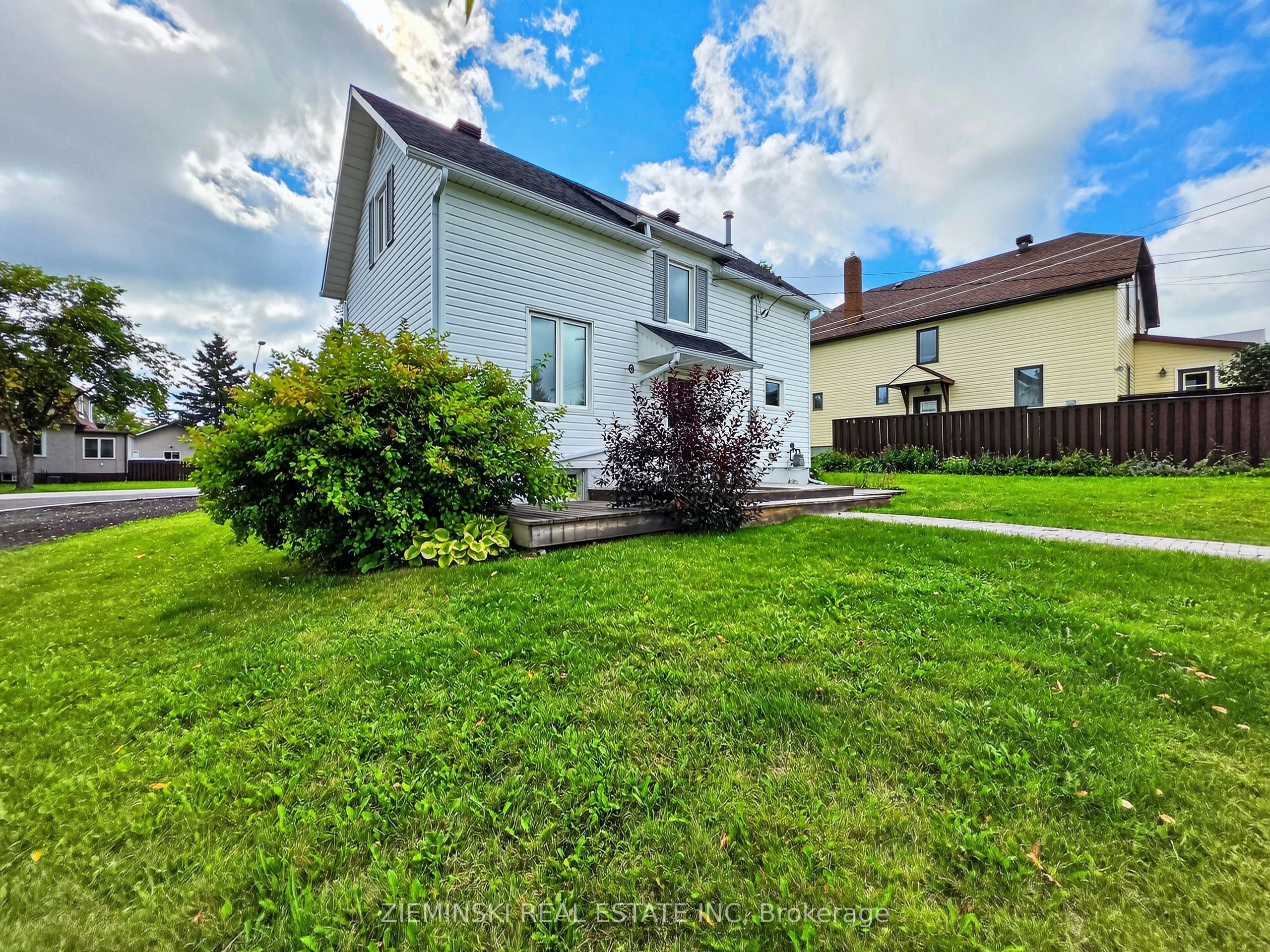 118 Buckingham Avenue, Iroquois Falls, ON P0K 1E0 photo 2