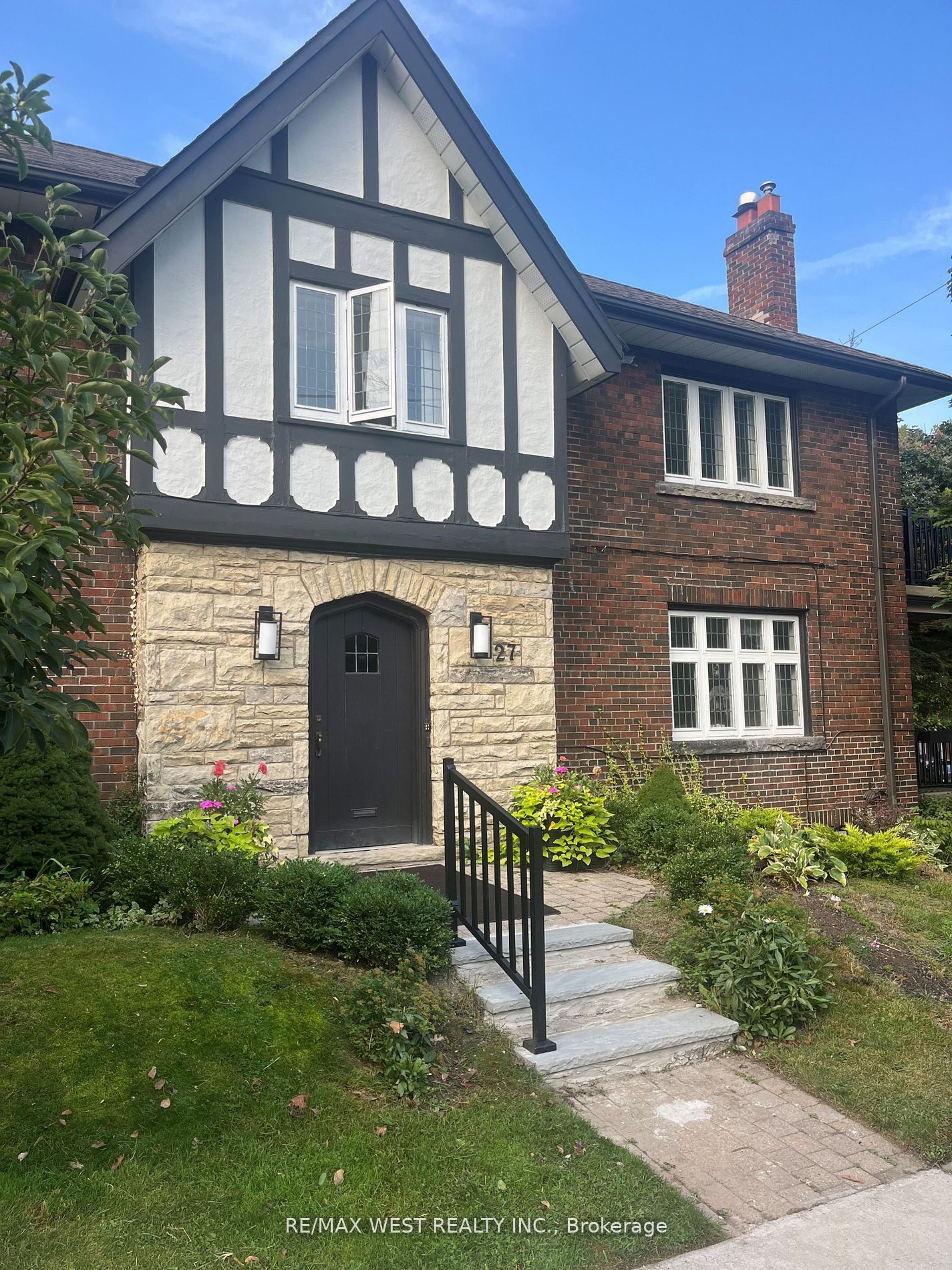 27 Oakview Avenue Bsmt, Toronto, ON M6P 3J3