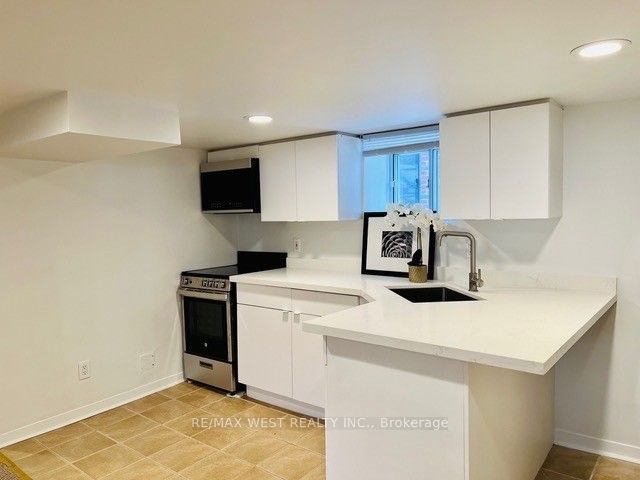27 Oakview Avenue Bsmt, Toronto, ON M6P 3J3 photo 3