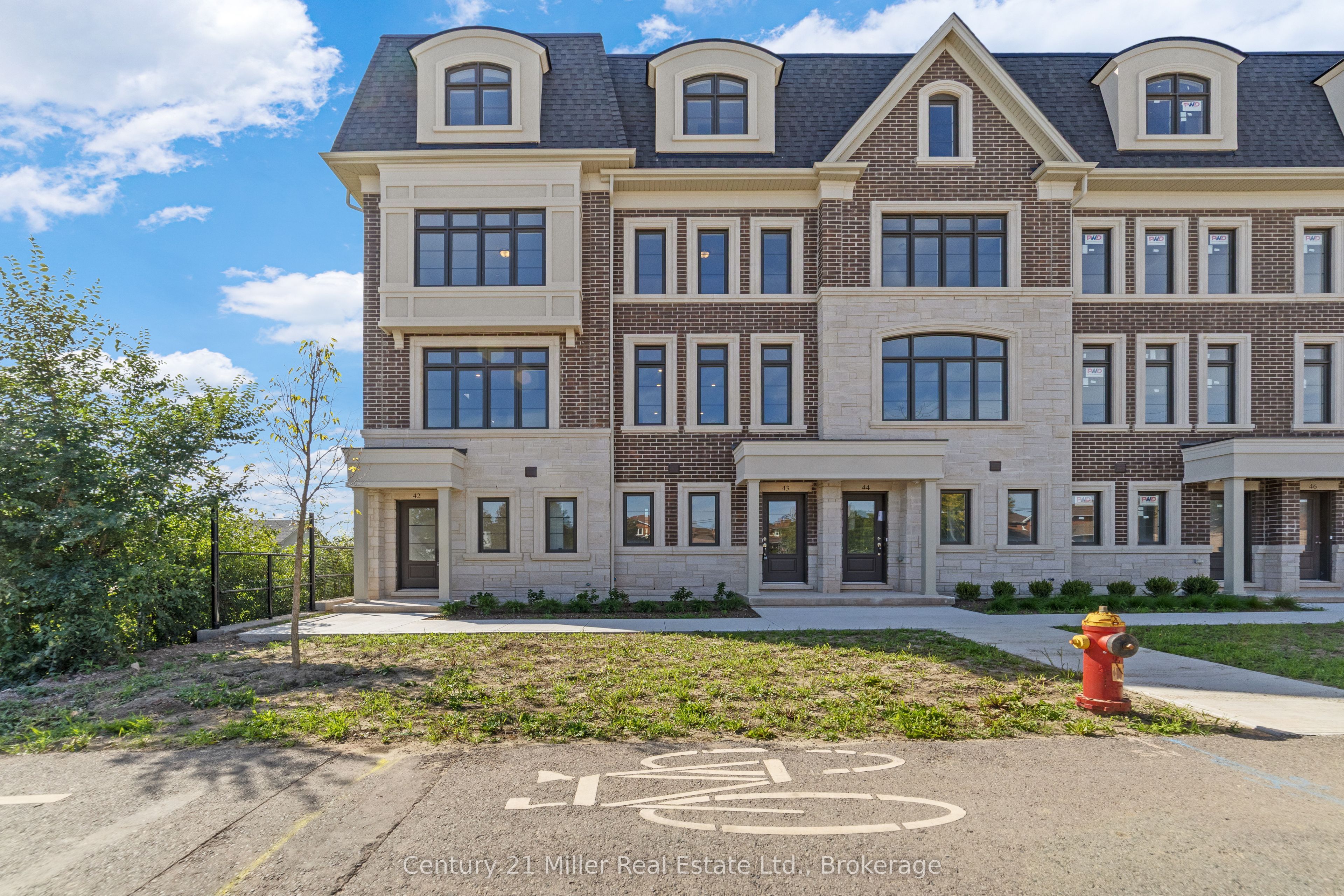 2140 Trafalgar Road 42, Oakville, ON L6H 8A5