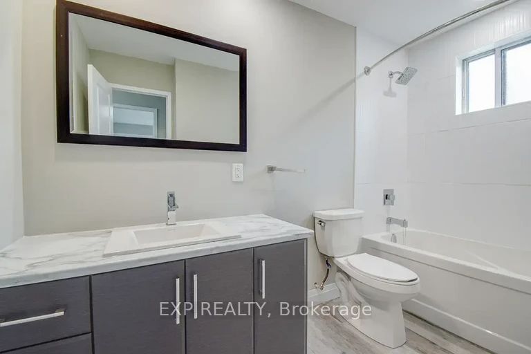 45 Paisley Boulevard W 304, Mississauga, ON L5B 1E4 photo 4