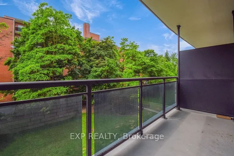 45 Paisley Boulevard W 304, Mississauga, ON L5B 1E4 photo 5