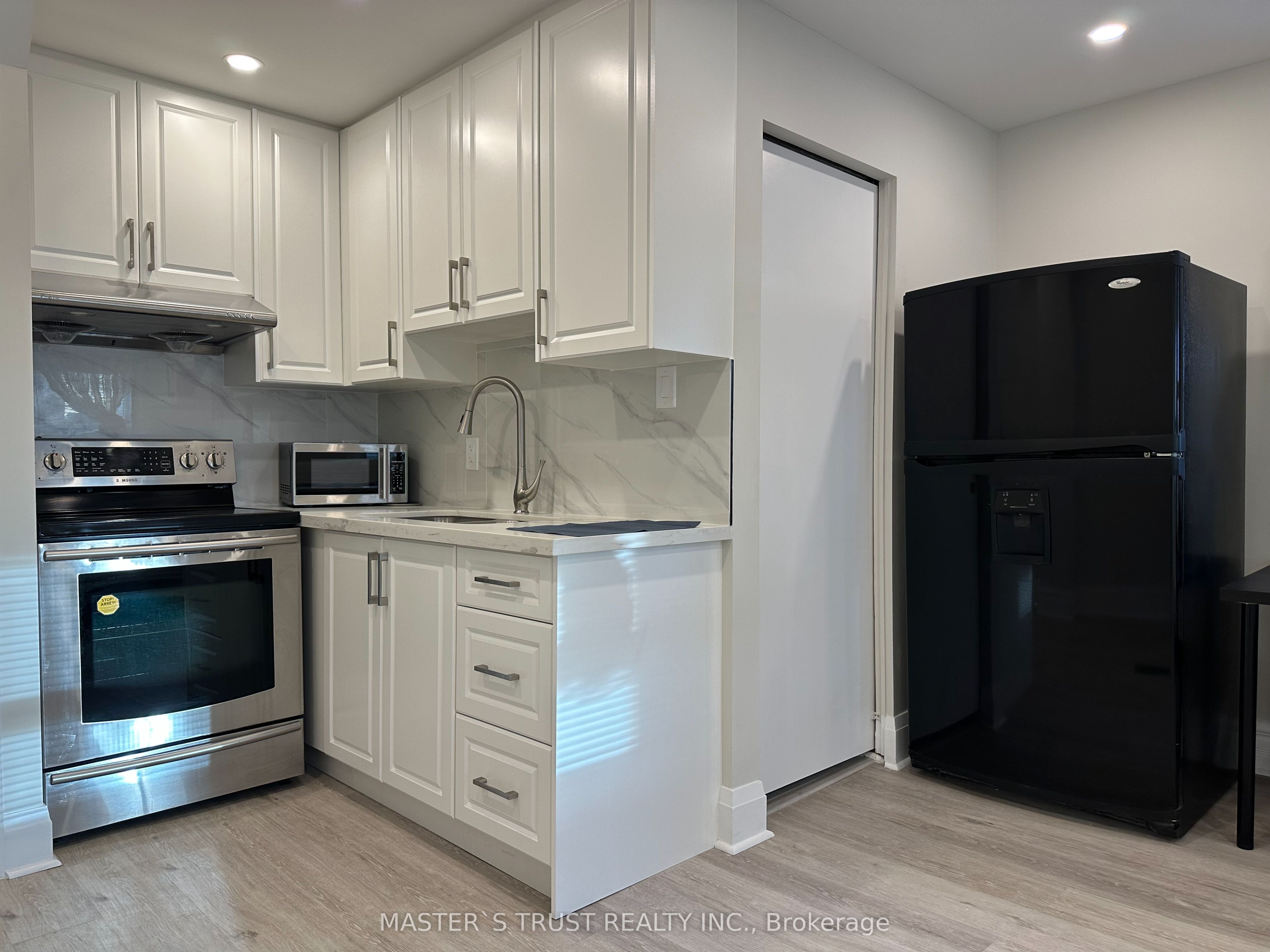 151 Dynevor Road Main, Toronto, ON M6E 3X5 photo 3