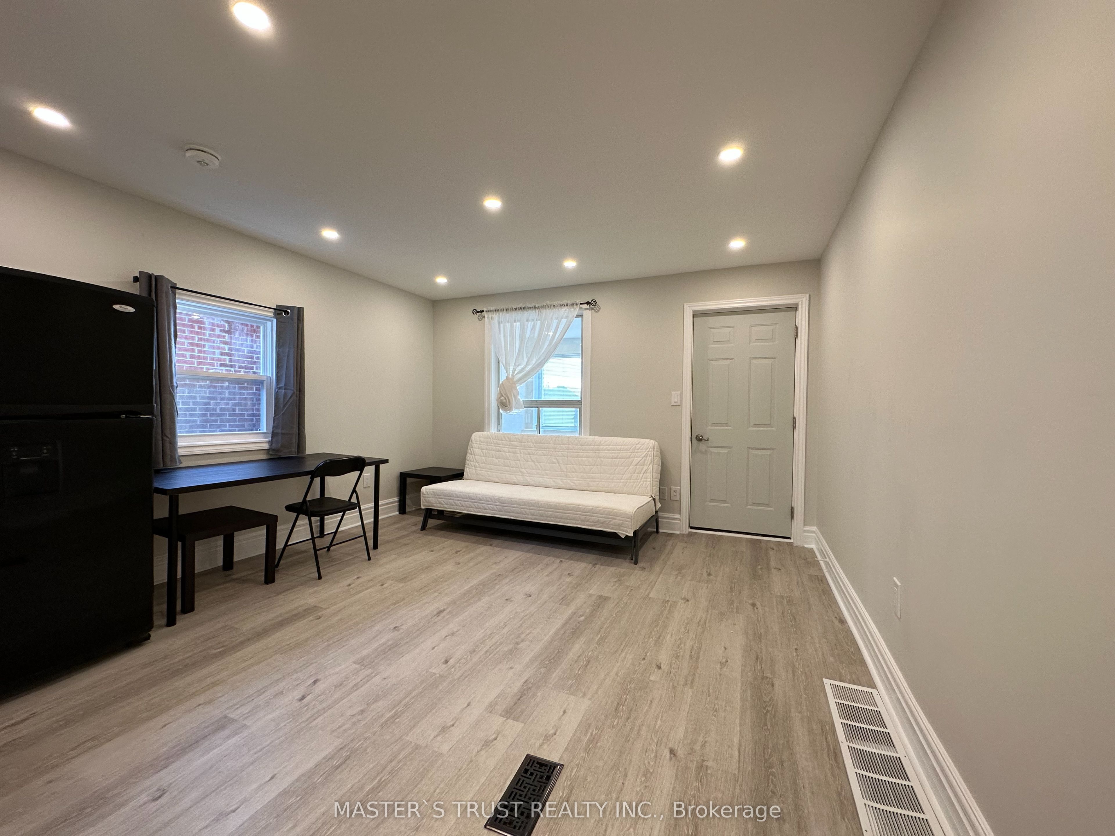 151 Dynevor Road Main, Toronto, ON M6E 3X5 photo 4