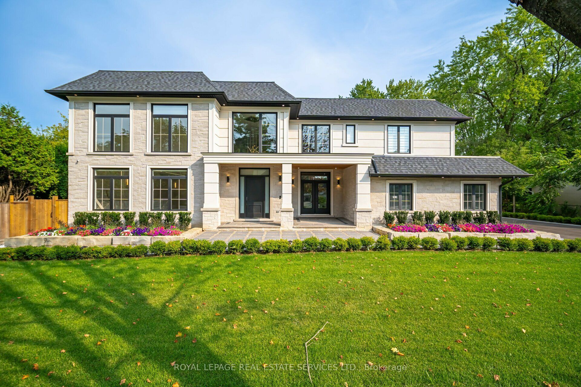 2014 Lakeshore Road W, Oakville, ON L6L 1G7 photo 2