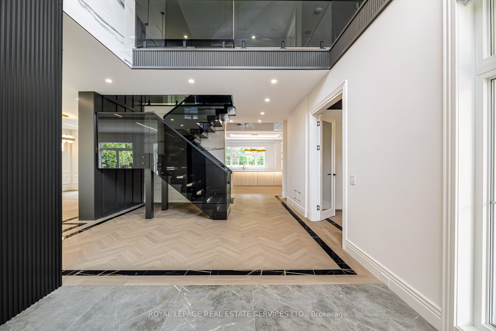 2014 Lakeshore Road W, Oakville, ON L6L 1G7 photo 3