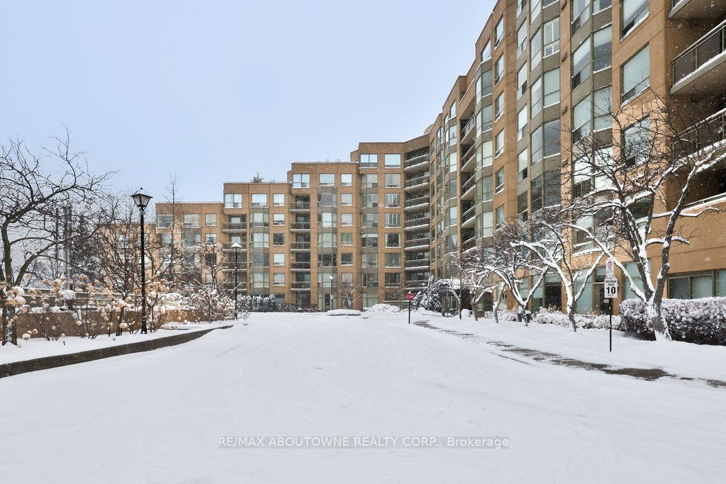 2511 Lakeshore Road W 801, Oakville, ON L6L 6L9 photo 3