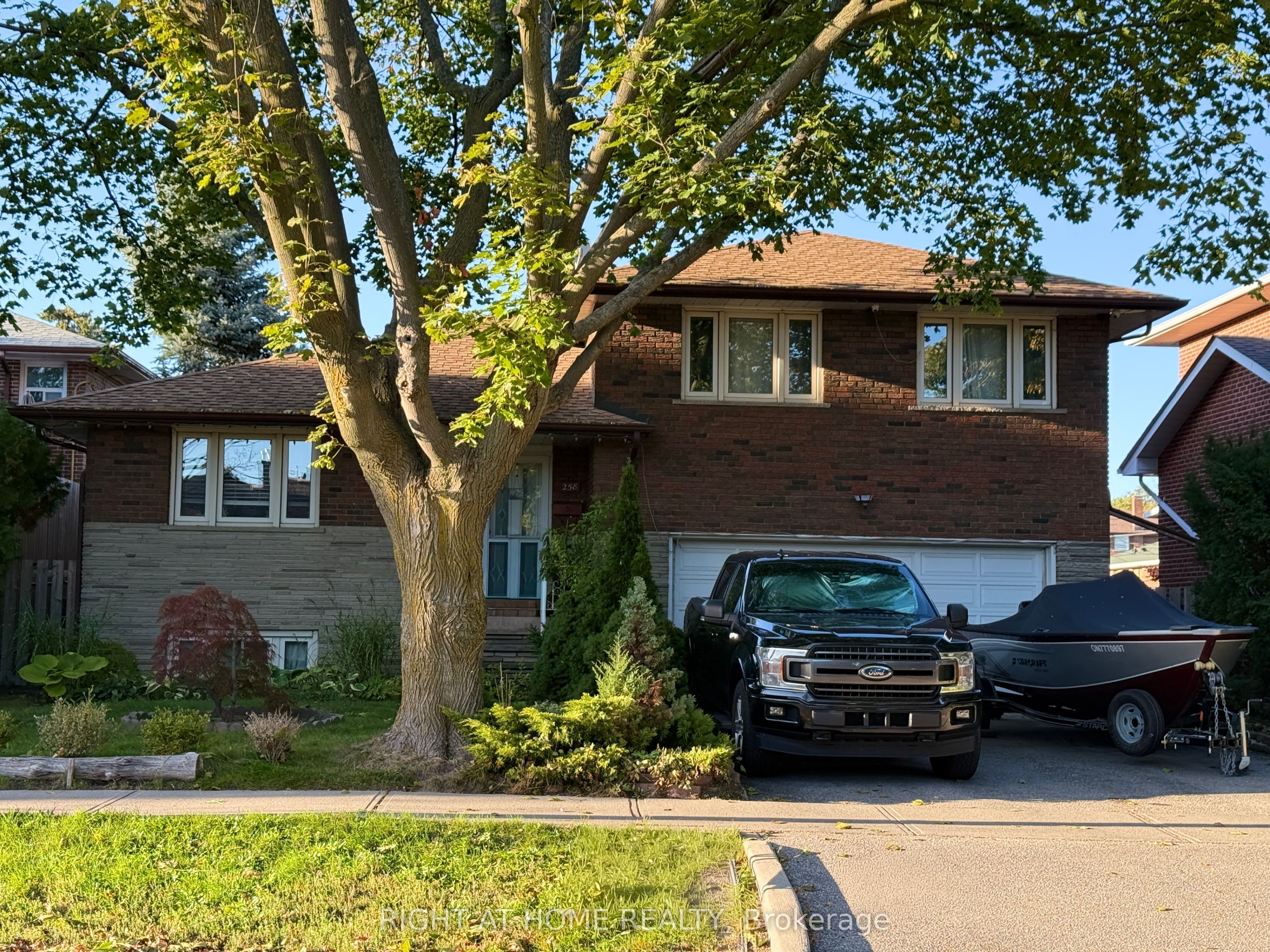 258 La Rose Avenue, Toronto, ON M9P 1B7 photo 2