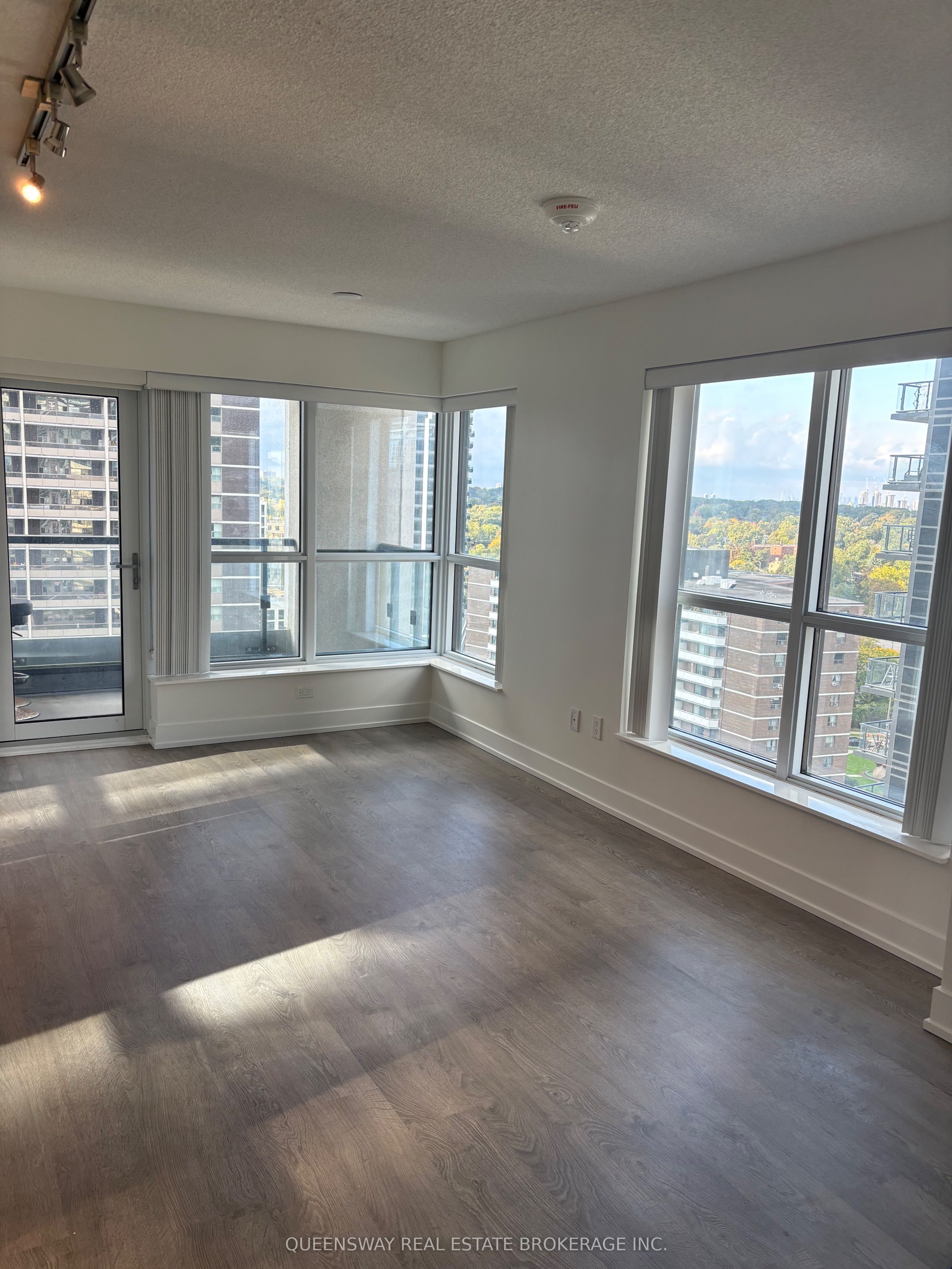 7 Mabelle Avenue 1504, Toronto, ON M9A 0C9 photo 3