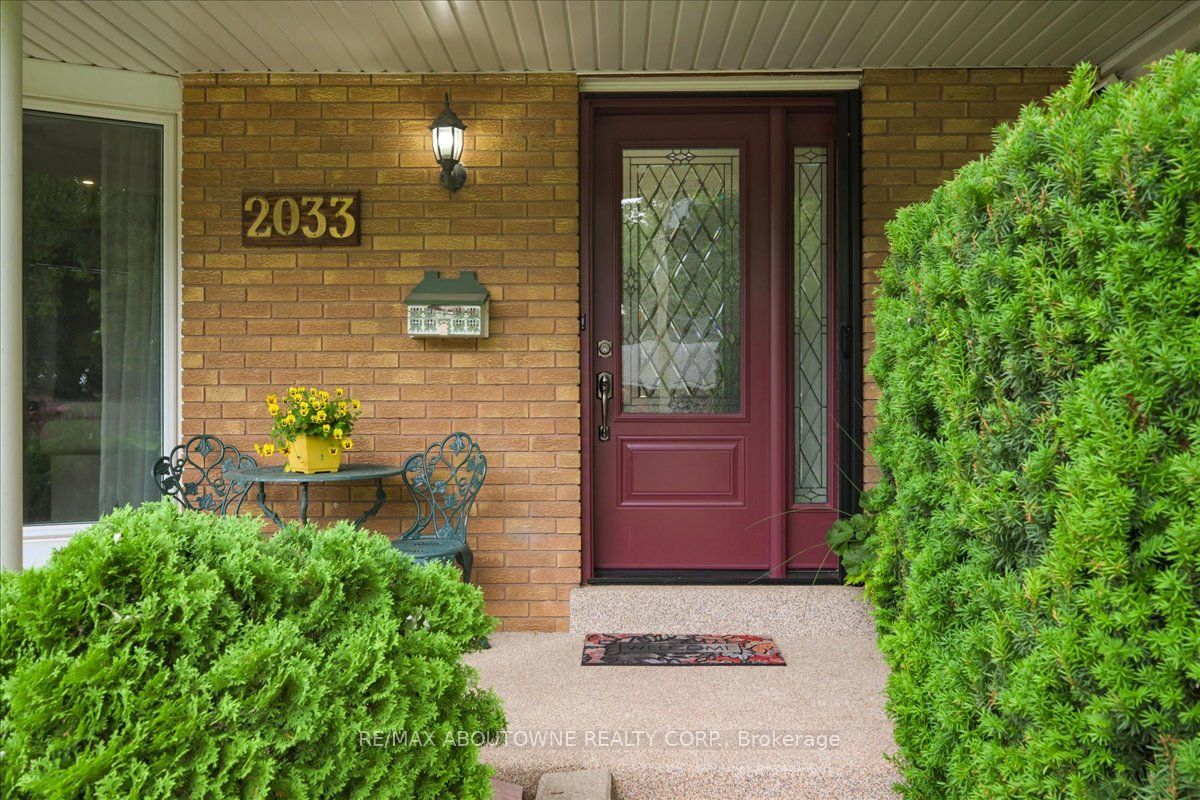 2033 Saxon Road, Oakville, ON L6L 2V1 photo 3