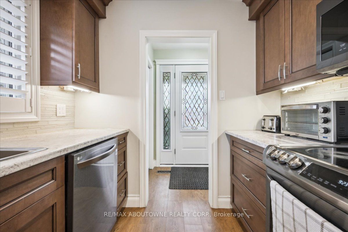 2033 Saxon Road, Oakville, ON L6L 2V1 photo 4
