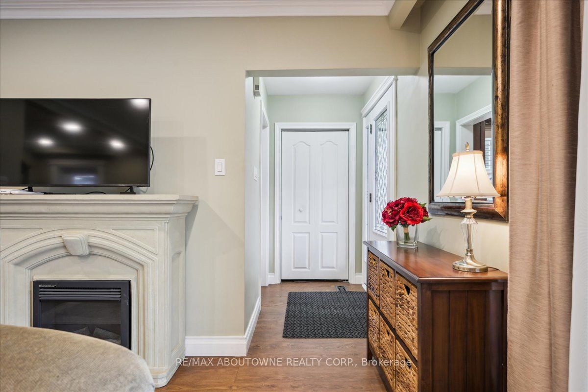 2033 Saxon Road, Oakville, ON L6L 2V1 photo 5