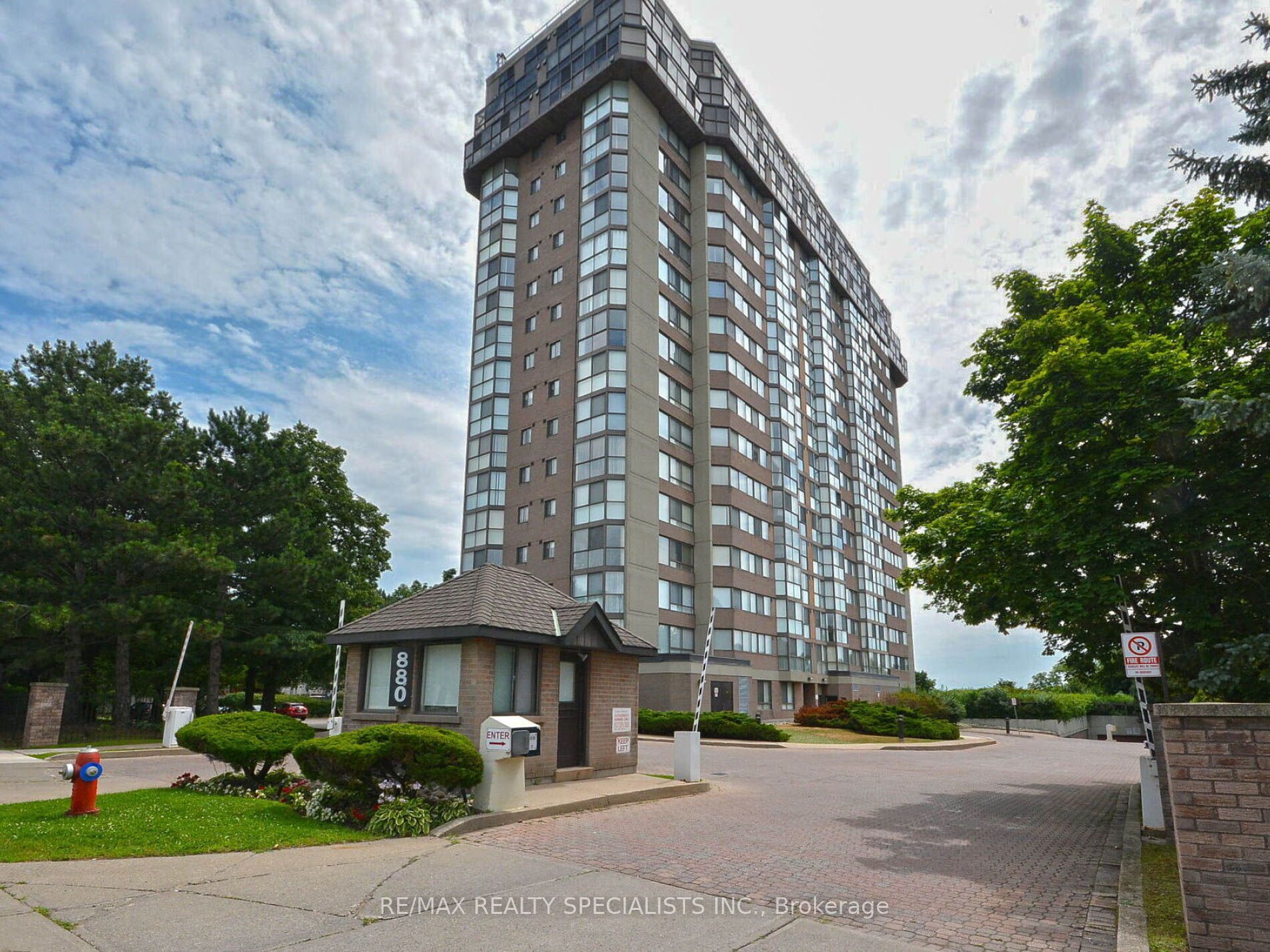 880 Dundas Street W 1002, Mississauga, ON L5C 4H3 photo 2