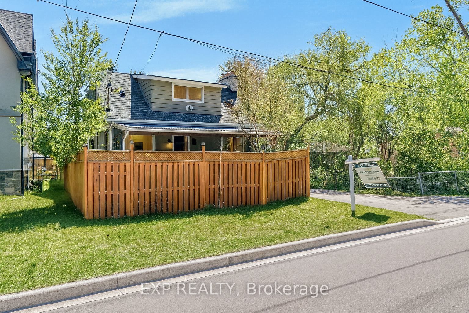 1331 St. James Avenue, Mississauga, ON L5E 1J3 photo 2
