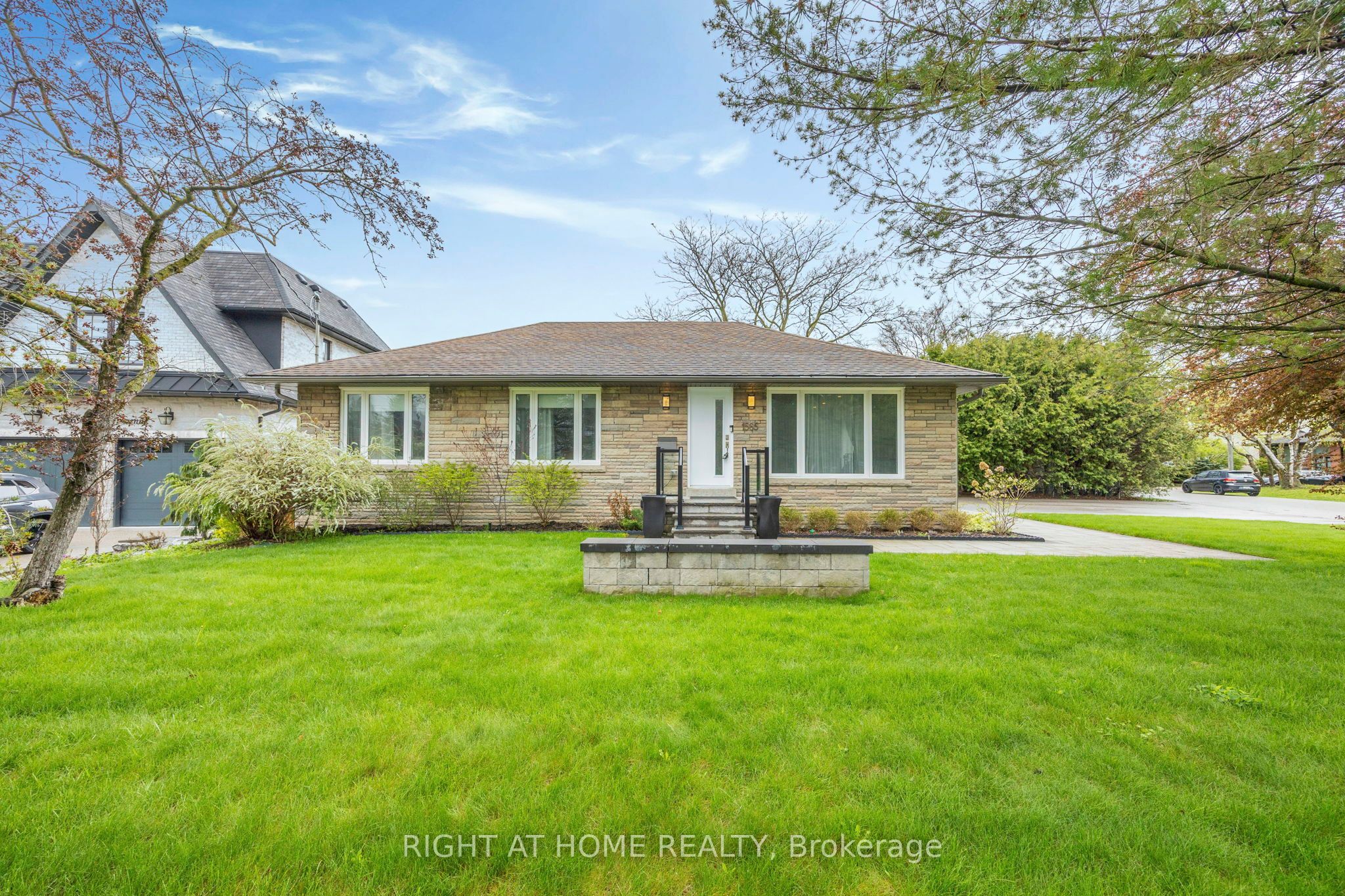 1565 Kipper Avenue, Mississauga, ON L5G 4C9