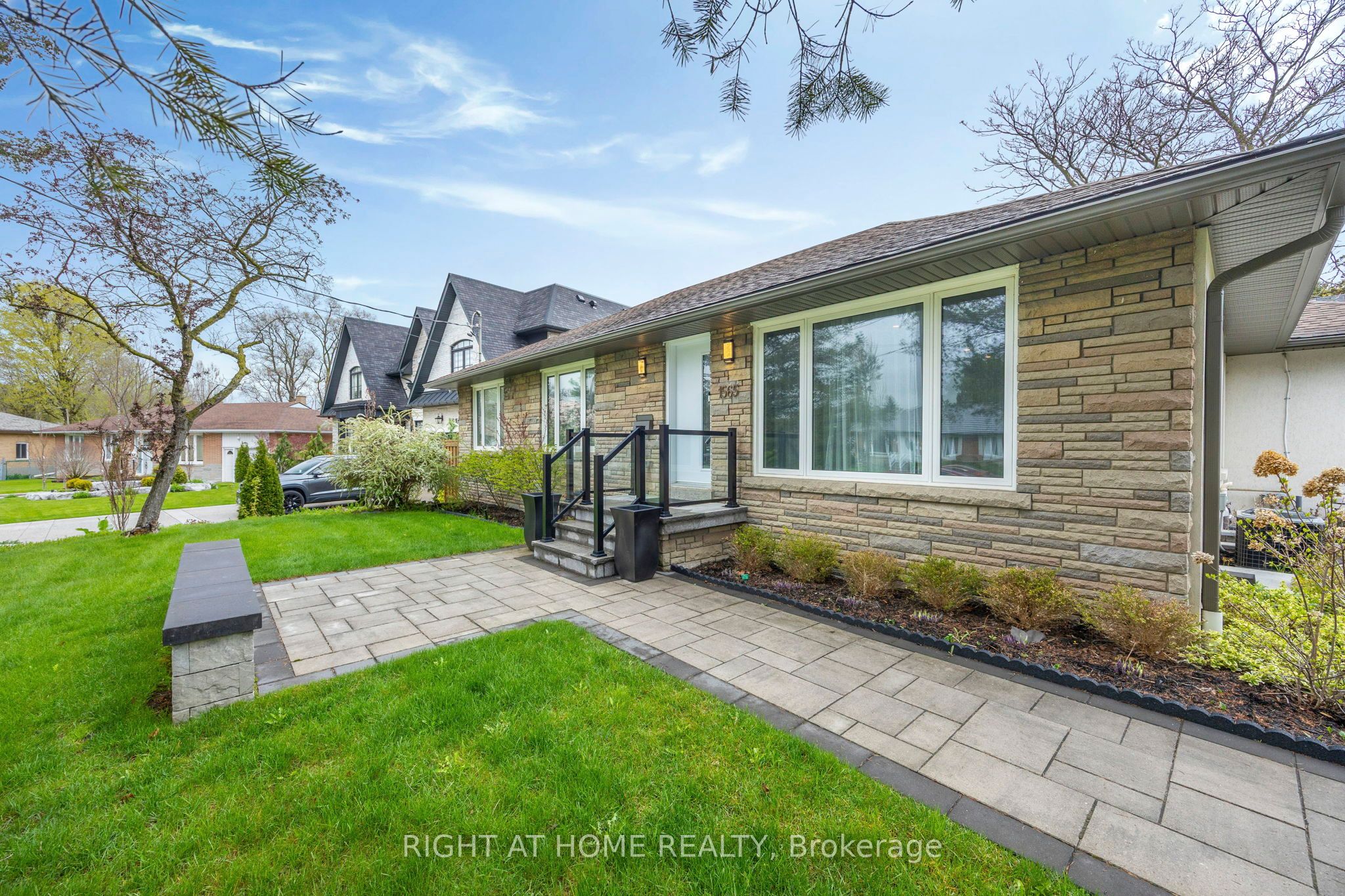 1565 Kipper Avenue, Mississauga, ON L5G 4C9 photo 3