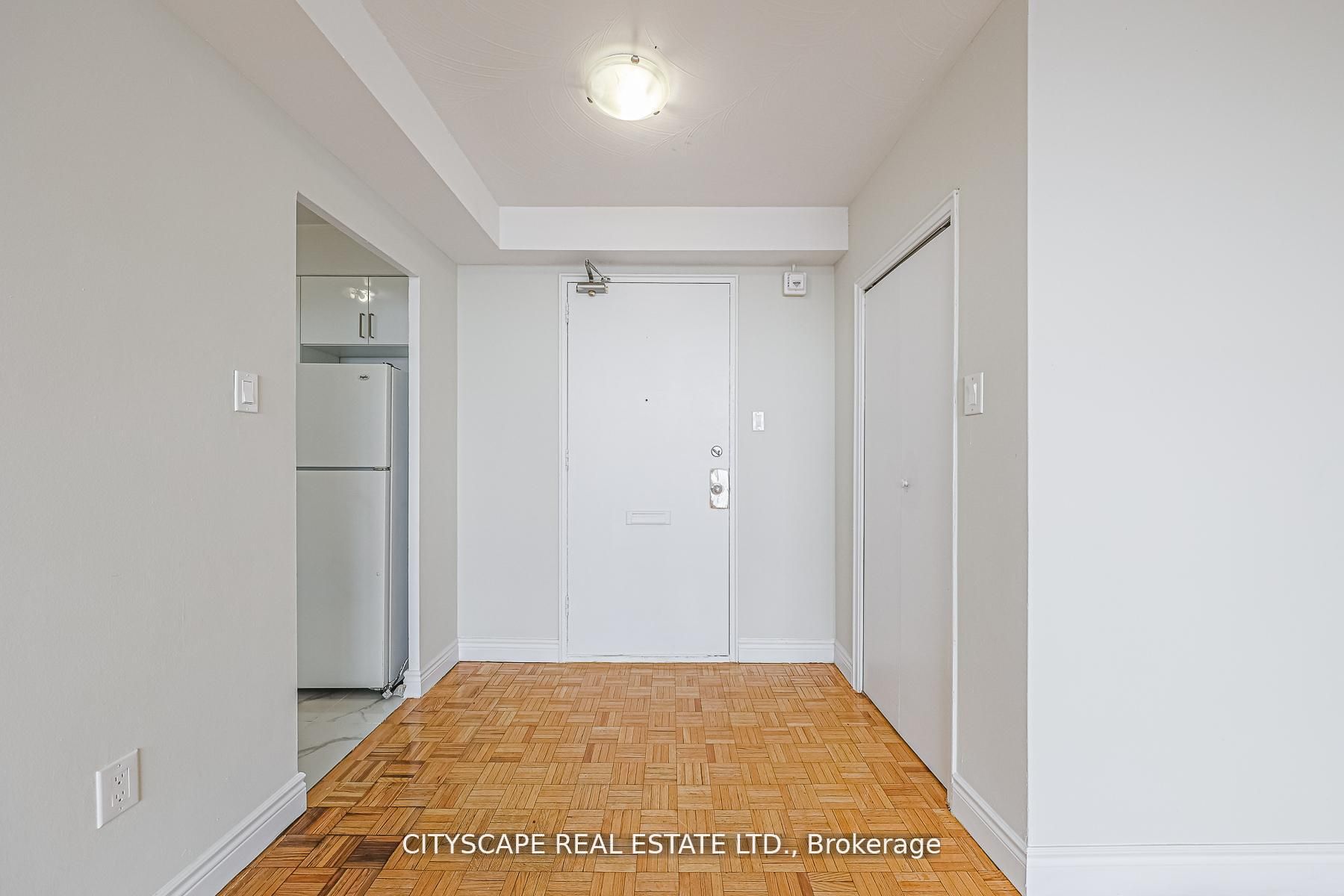1442 Lawrence Avenue W 816, Toronto, ON M6L 1B2 photo 2