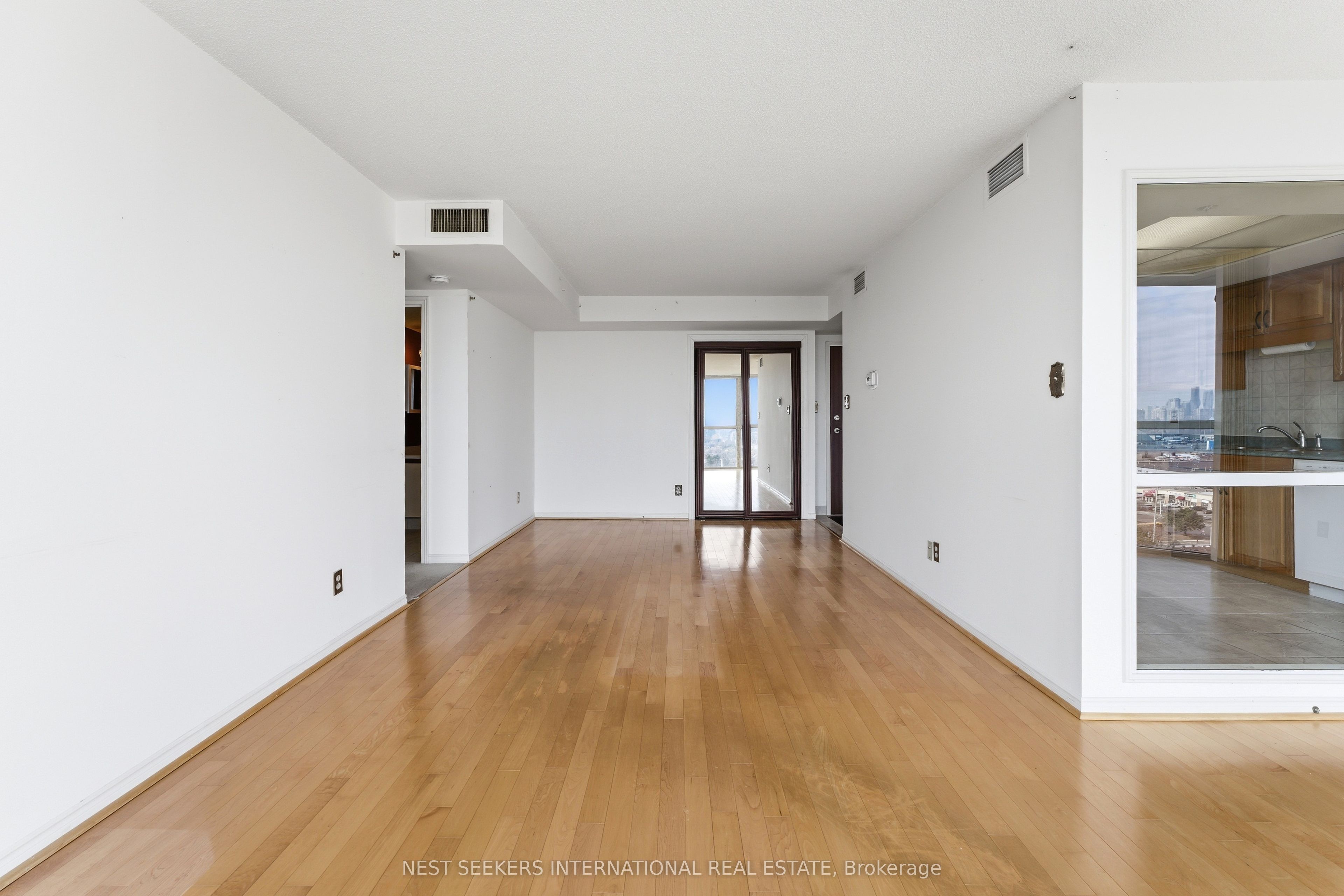 880 Dundas Street W 1604, Mississauga, ON L5C 4H3 photo 4