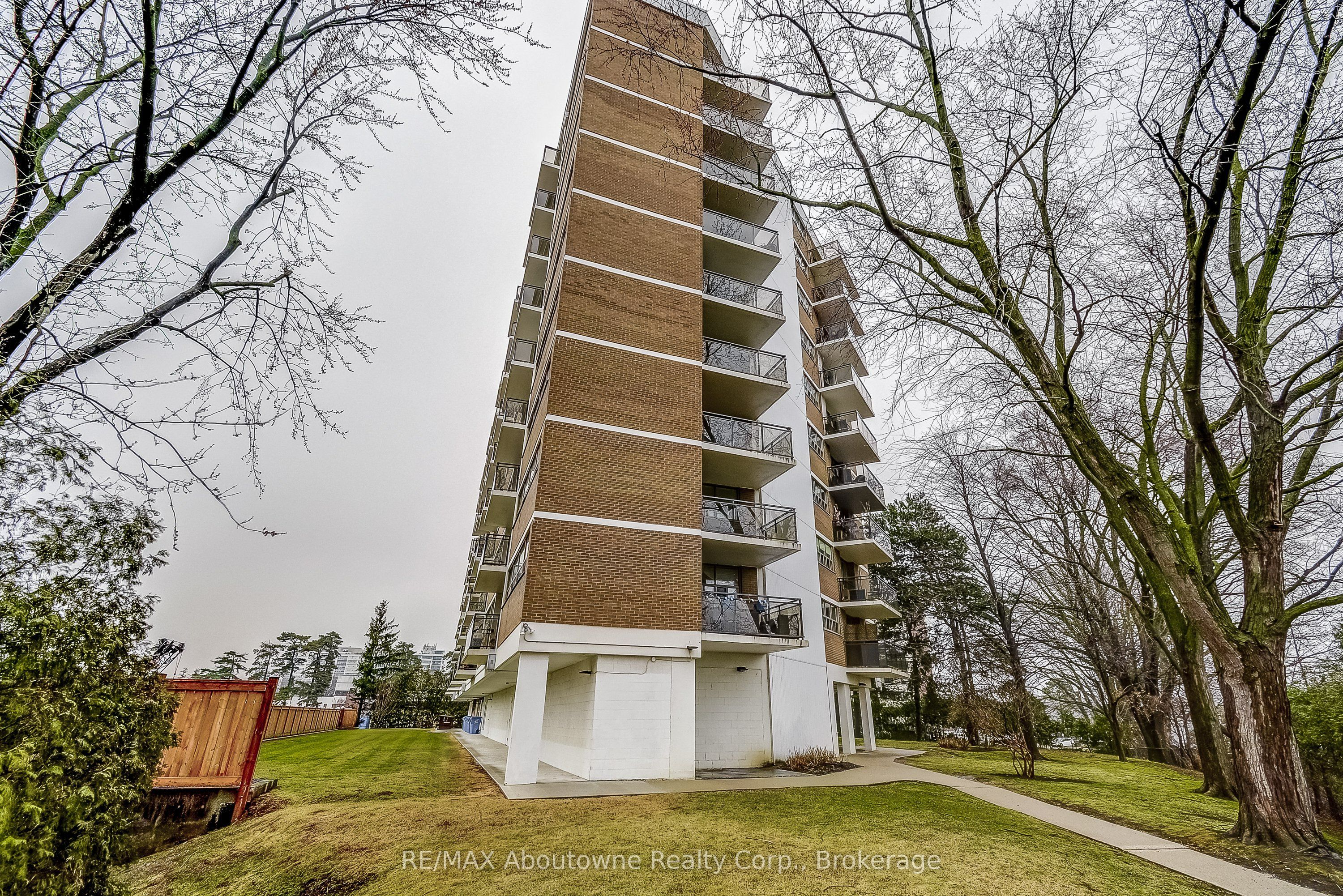 212 Kerr Street 401, Oakville, ON L6K 3B1 photo 2