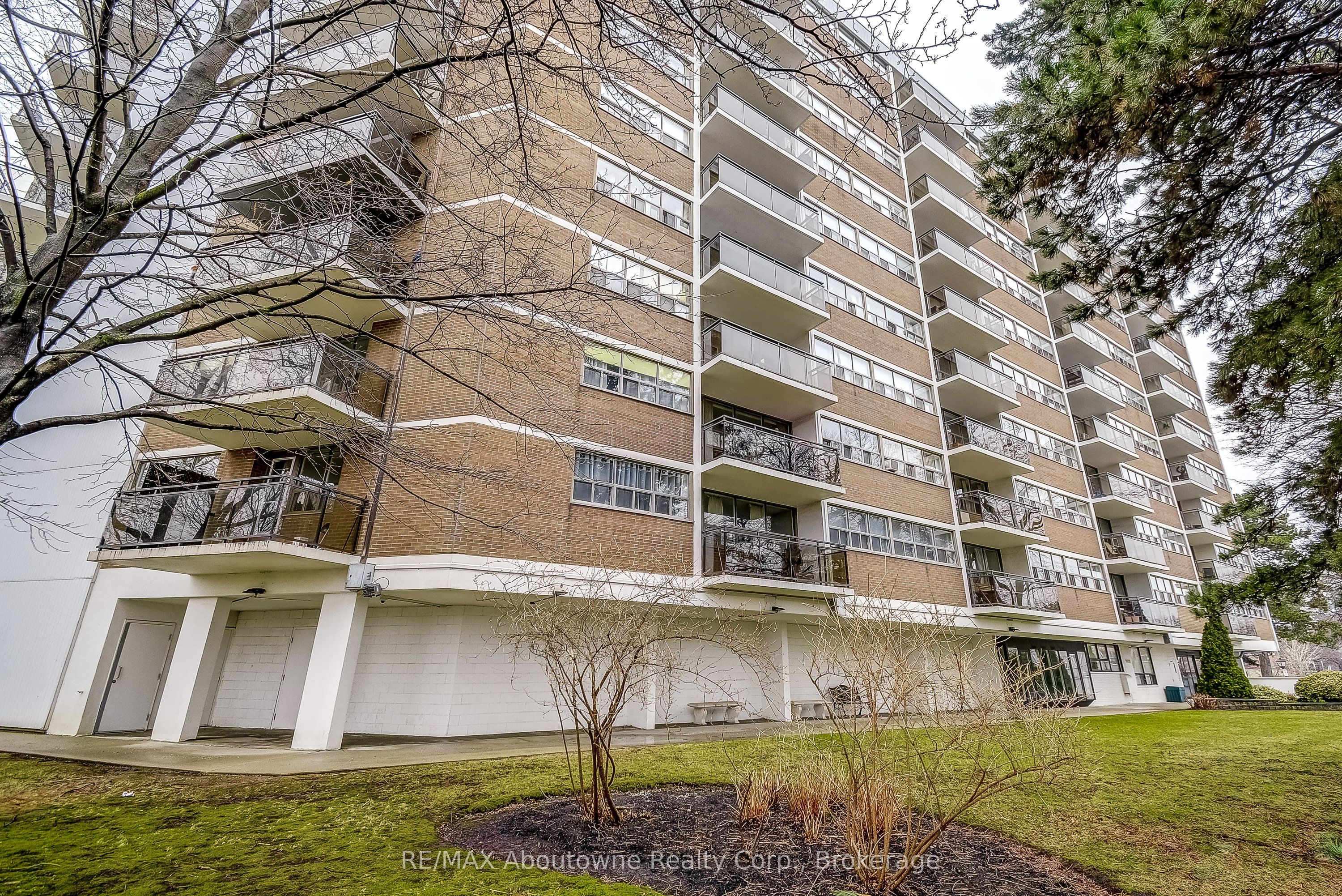 212 Kerr Street 401, Oakville, ON L6K 3B1 photo 3