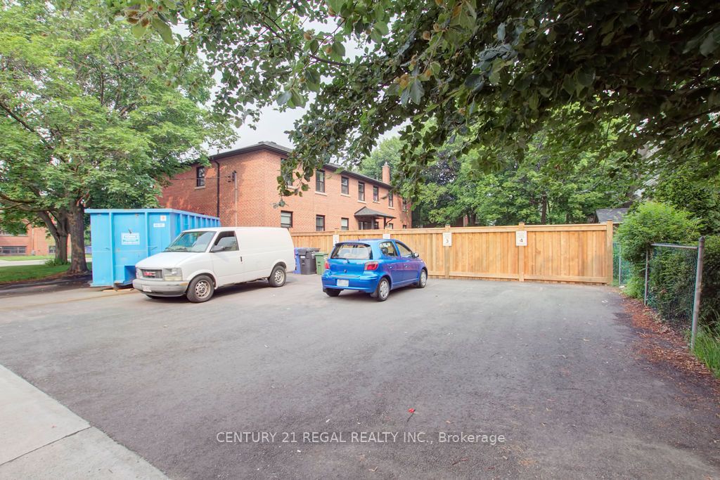 2127 Harris Crescent, Burlington, ON L7R 1G4
