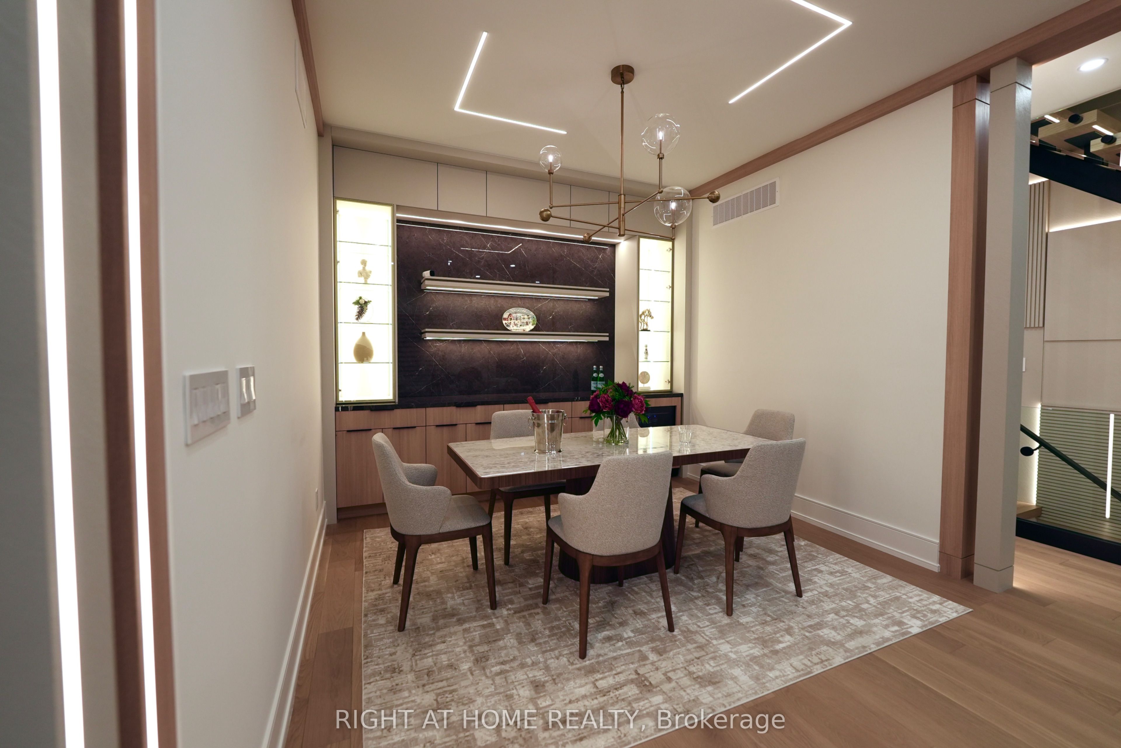 33 Thorndale Avenue, Toronto, ON M8X 1W8 photo 5