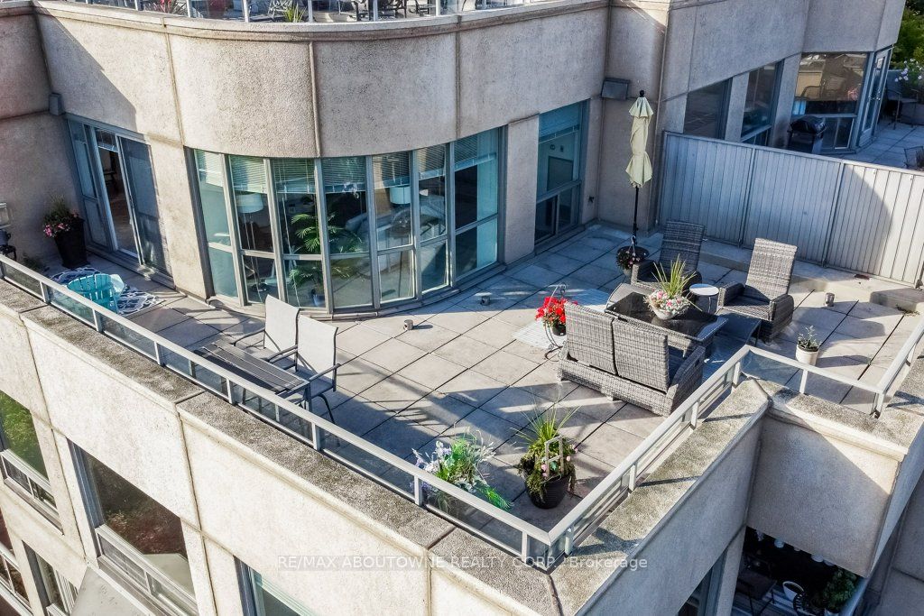 2511 Lakeshore Road W 519, Oakville, ON L6L 6L9 photo 2