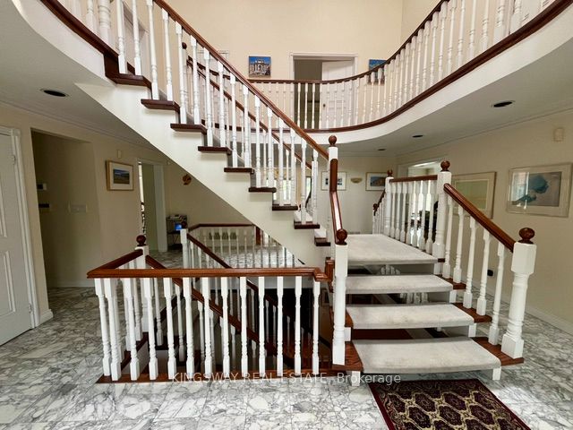 4040 Lookout Court, Mississauga, ON L4W 4E9 photo 2