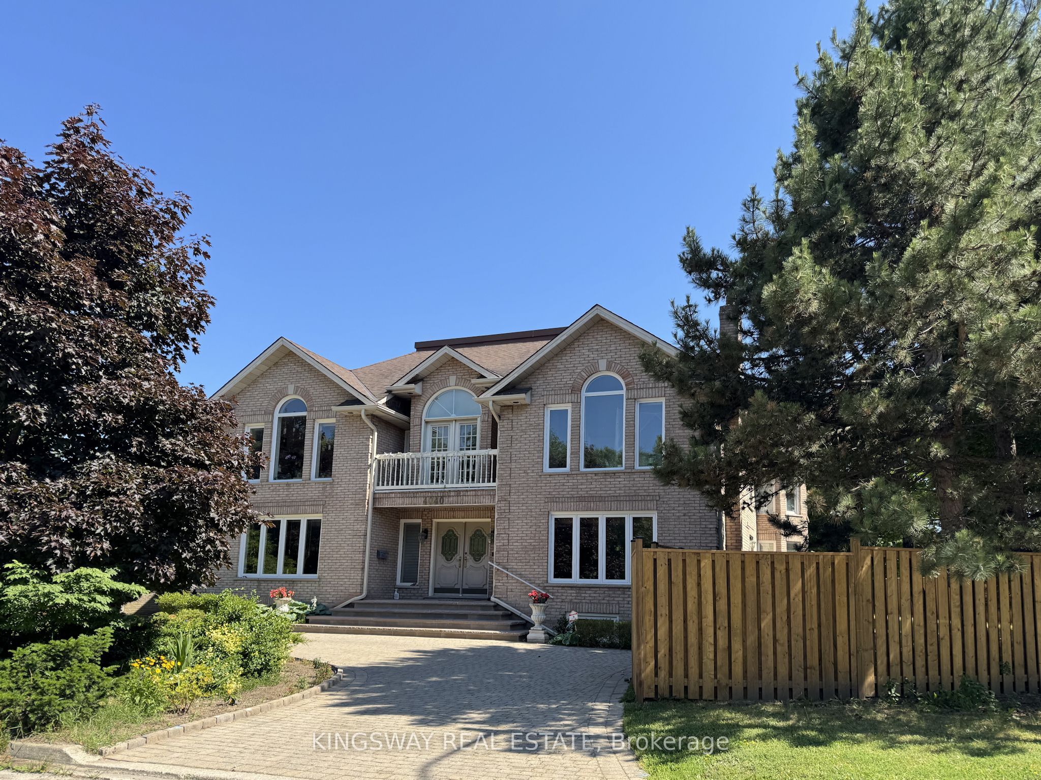 4040 Lookout Court, Mississauga, ON L4W 4E9