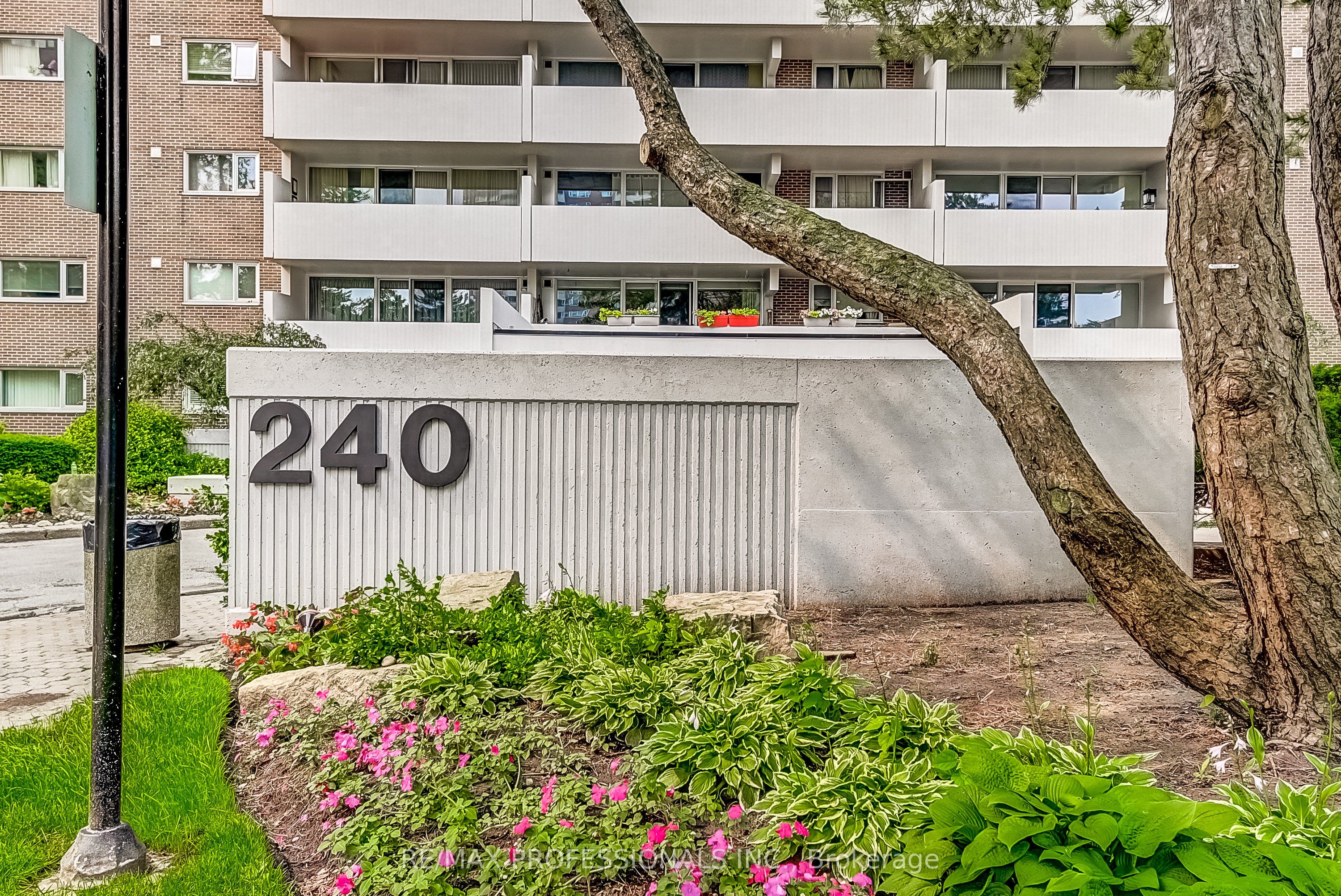 240 Scarlett Road 1405, Toronto, ON M6N 4X4 photo 2
