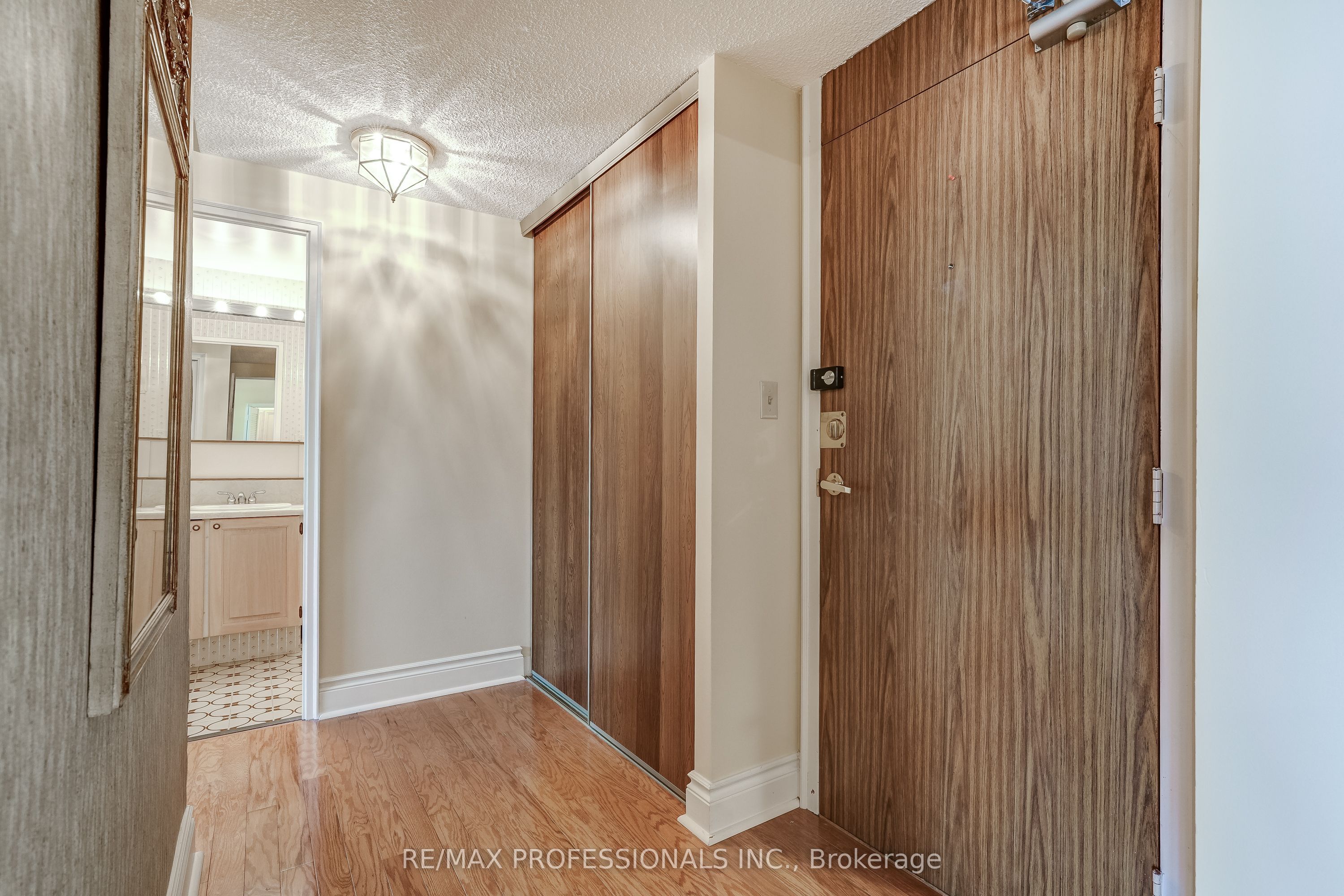 240 Scarlett Road 1405, Toronto, ON M6N 4X4 photo 5